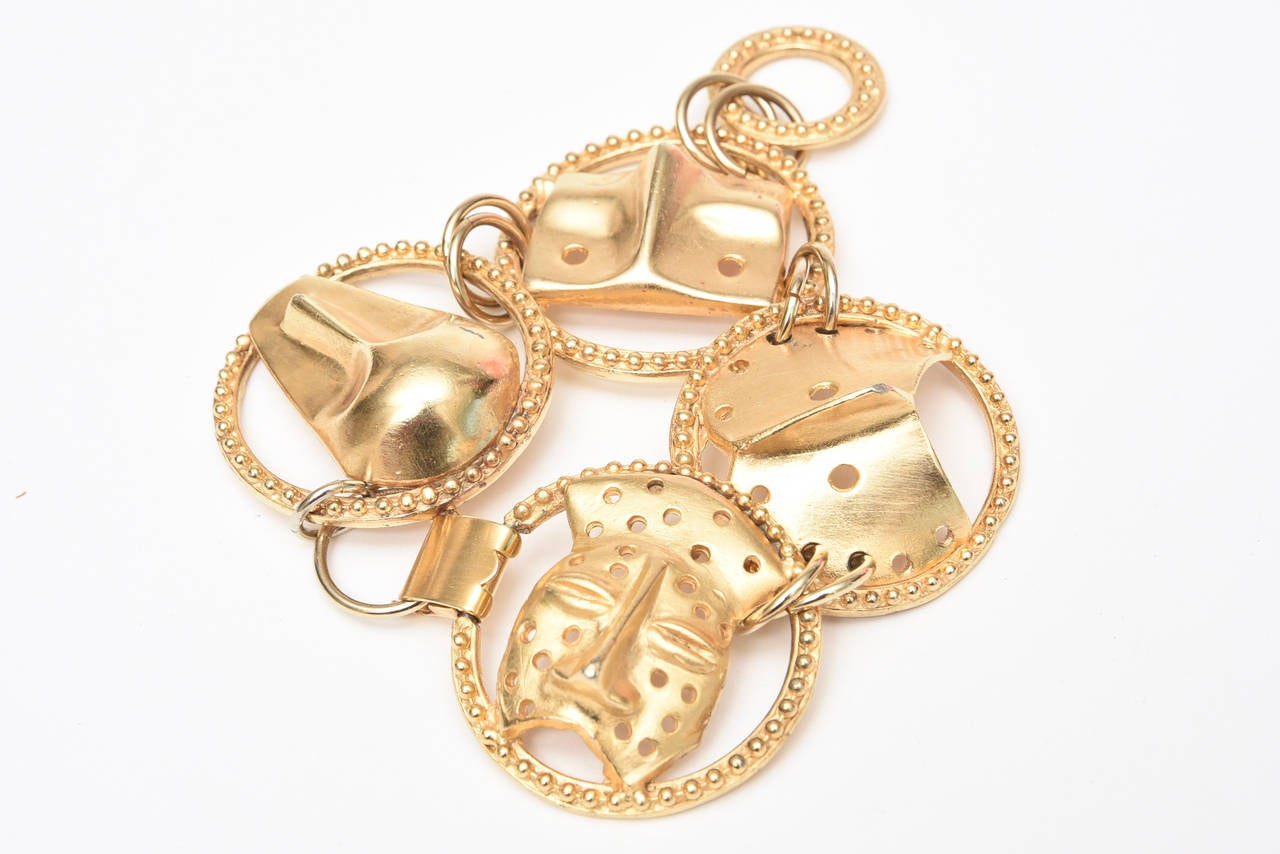  Vergoldetes, signiertes Yo Hai-Maske-Charm-Armband  Damen im Angebot