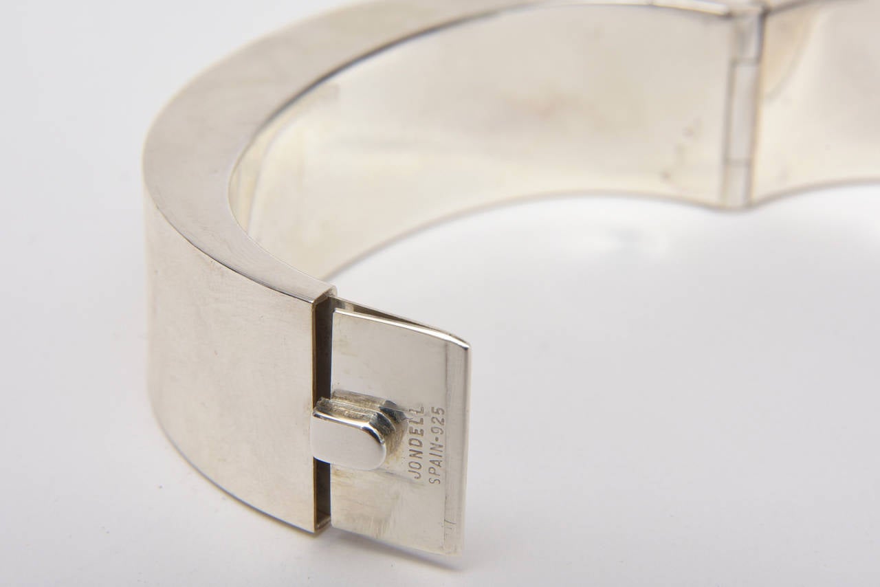 Bracelet manchette moderniste à charnière en argent A Silver Vintage en vente 1