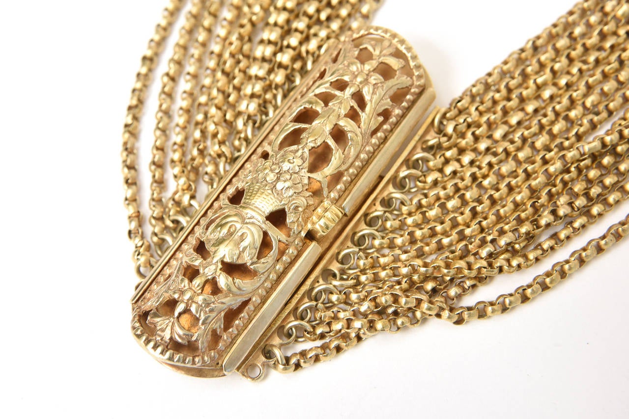 Questa splendida e insolita collana vintage di perline a più fili ha un aspetto antico e moderno. Ha un marchio di garanzia ed è favoloso. La fibbia laterale può essere indossata davanti, di lato o dietro. Ci sono 13 fili su ogni lato di piccoli