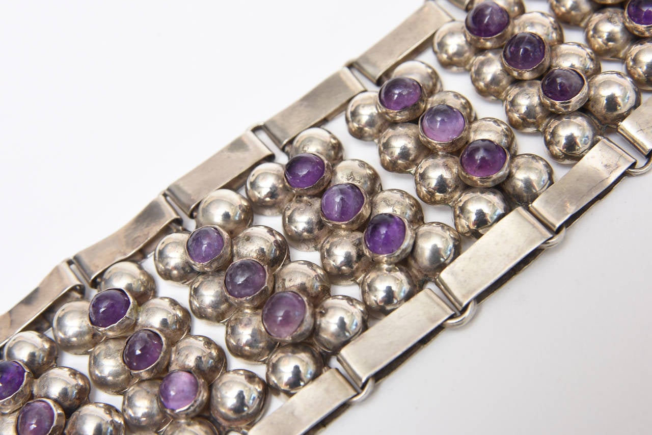 Diese handgefertigte wunderschöne und frühe mexikanische Vintage gepunzt Manschette Armband aus Sterling Silber und Amethyst sind von 10 Reihen von 8 Kuppel wie Sterling Silber Kugeln mit 3 Satz Amethyst Steine auf der Oberseite zusammen. es gibt es