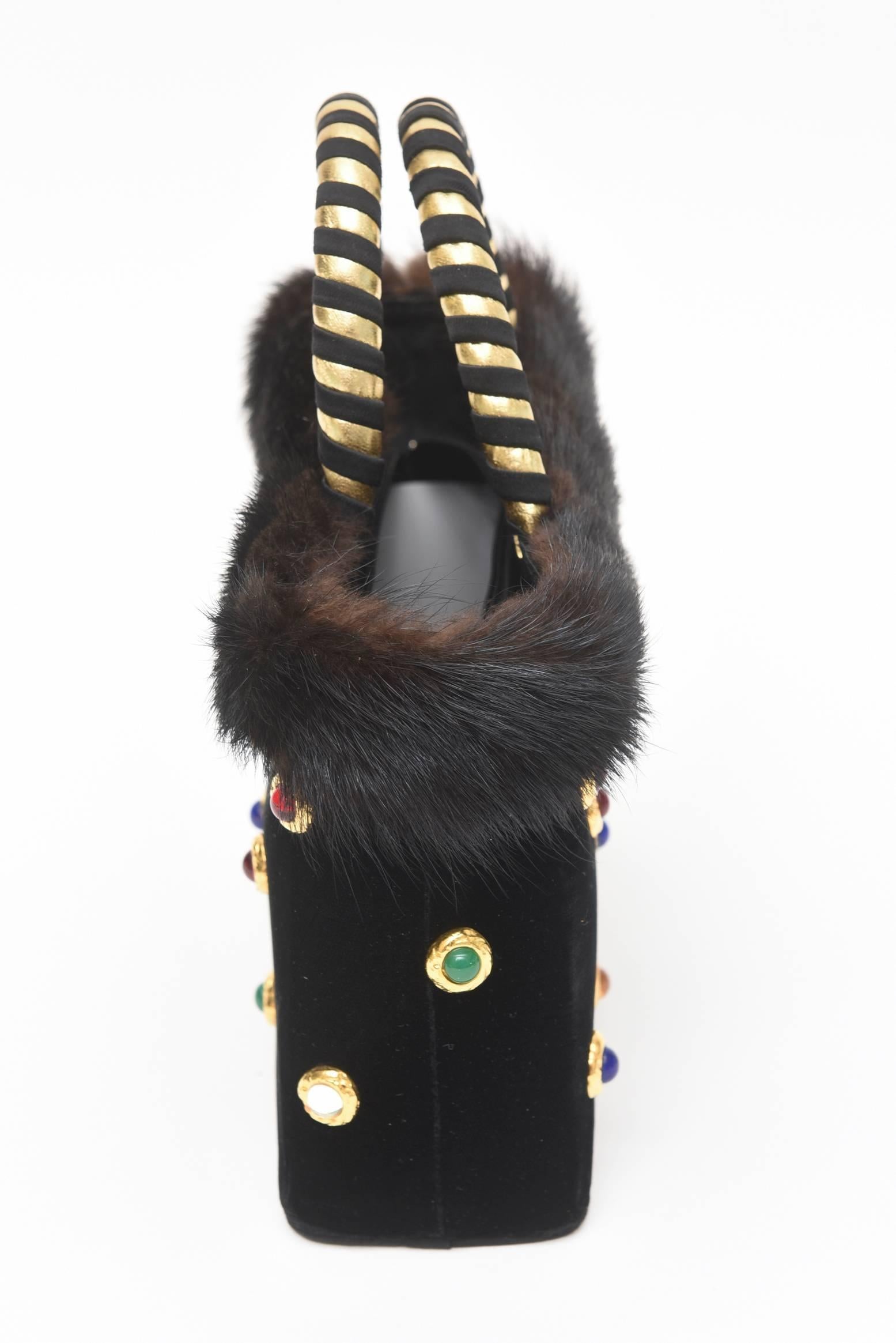 Givenchy Set aus schwarzem Wildleder Handschuhe & Schwarzer Samt Stein & Pelz Abendtasche 60er Jahre im Zustand „Gut“ in North Miami, FL