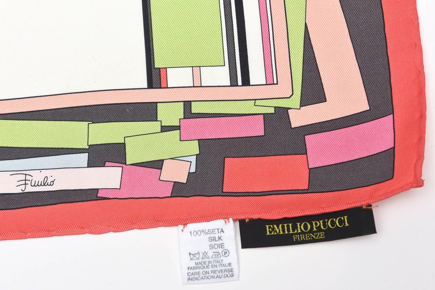  Dieser wunderschöne mehrfarbige abstrakte Emilio Pucci Schal aus Seide stammt aus den 80er Jahren. Die Farben sind Rosatöne, helles Grün, Korallenrosa, Schwarz, Weiß und Hellblau.

