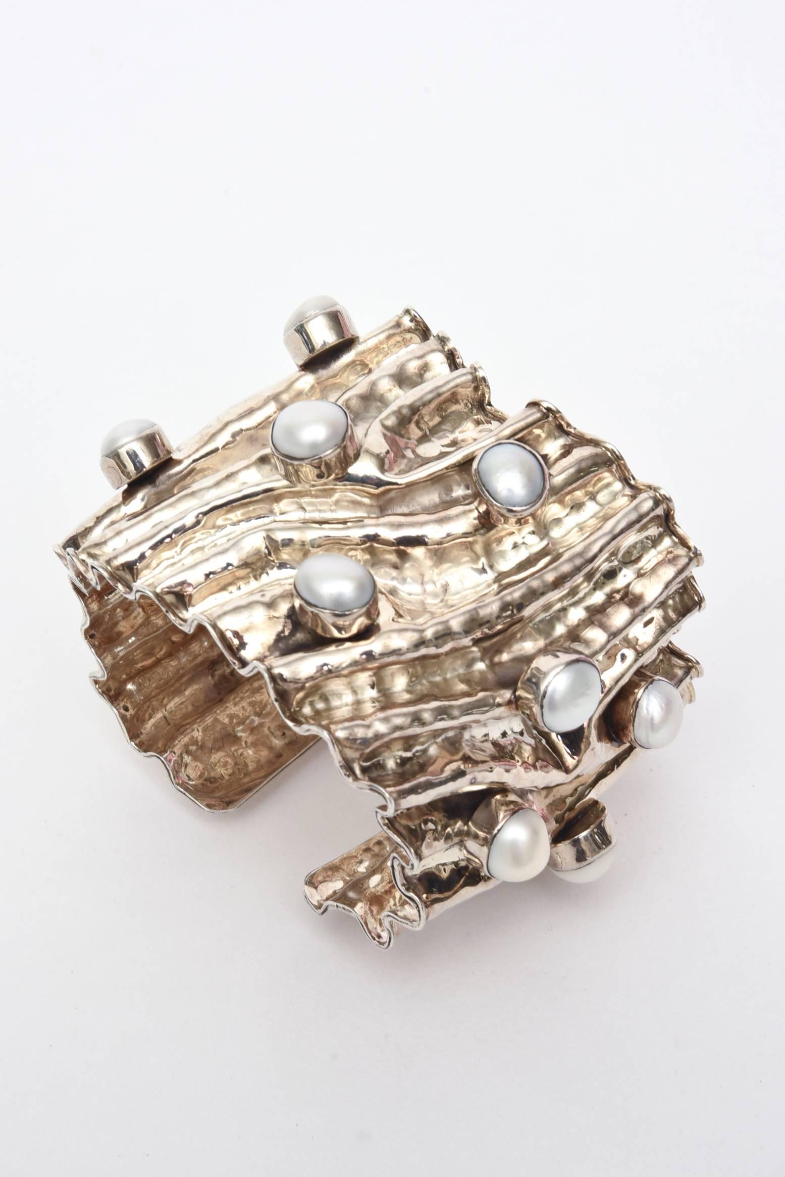 Moderne  Grand bracelet manchette sculptural en argent sterling et perles, signé et poinçonné en vente