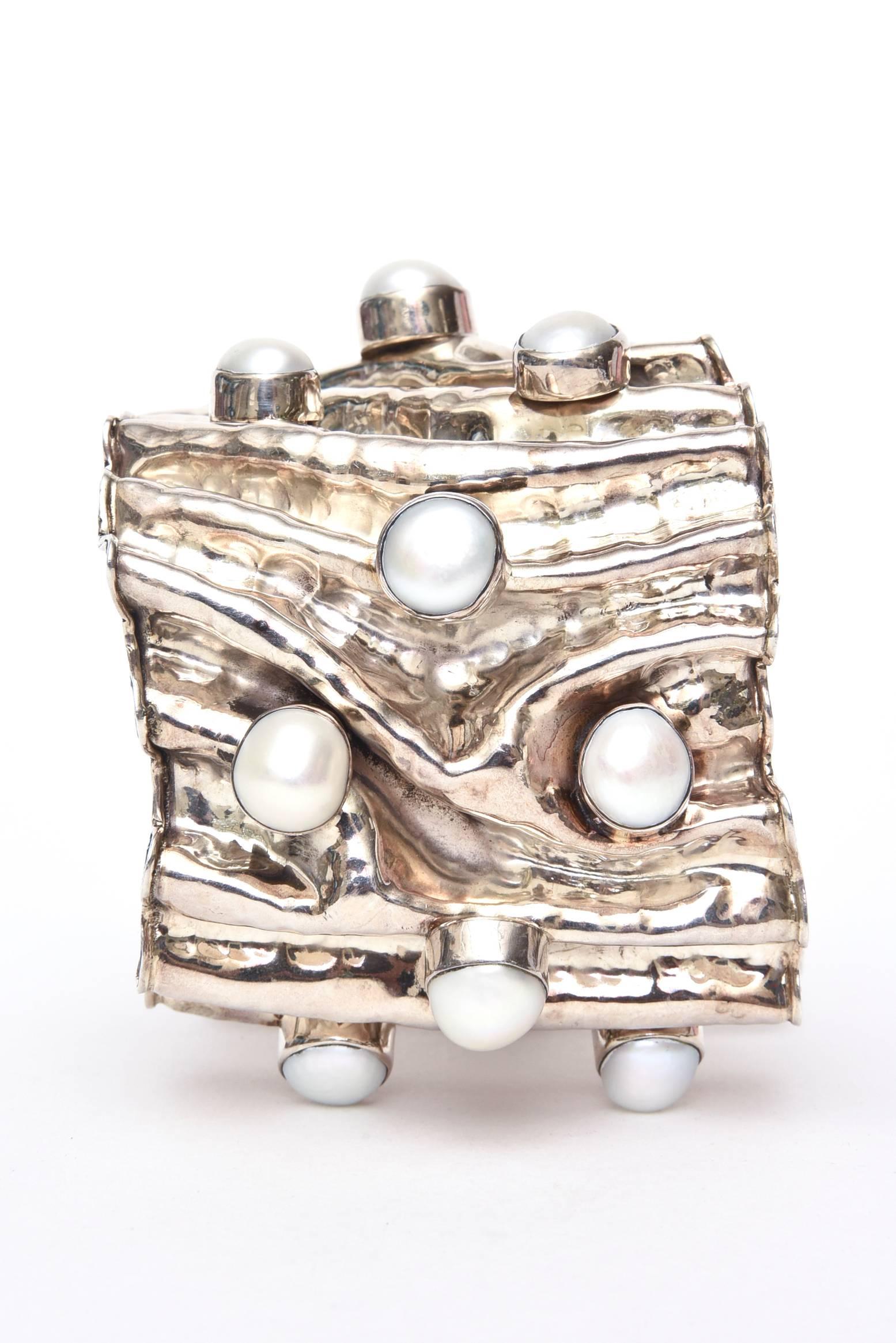 Taille pampille  Grand bracelet manchette sculptural en argent sterling et perles, signé et poinçonné en vente