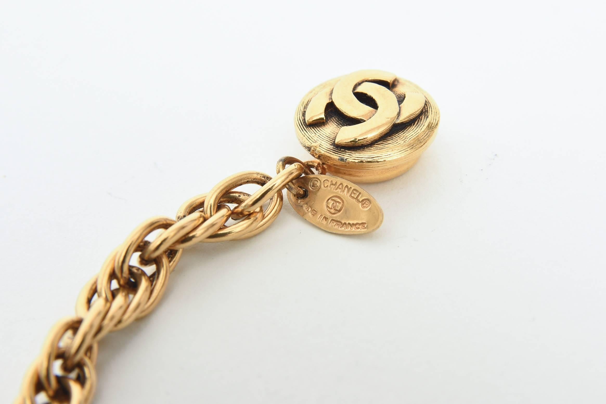 Chanel Goldknoten und  Nacre-Perlenkette aus Kunstperlen  im Zustand „Gut“ im Angebot in North Miami, FL