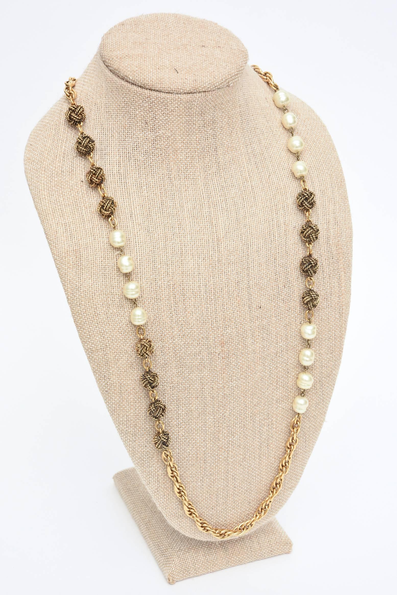 Chanel nœud d'or et  Collier de fausses perles Nacre  Bon état - En vente à North Miami, FL