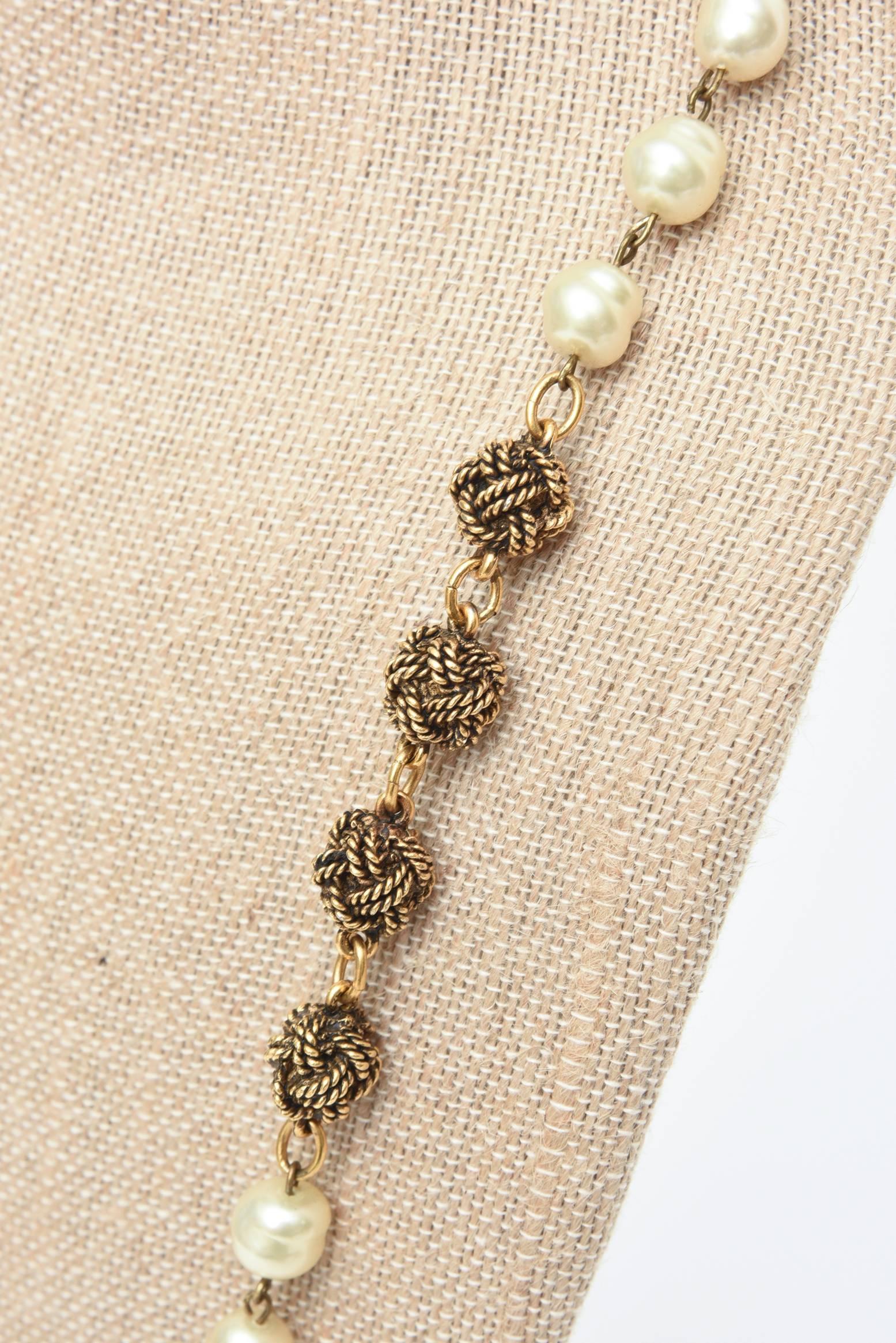 Chanel nœud d'or et  Collier de fausses perles Nacre  Pour femmes en vente