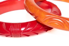 Vintage-Armreifen aus Bakelit mit Schnitzereien in Rot und Orange, Paar, 1930er Jahre