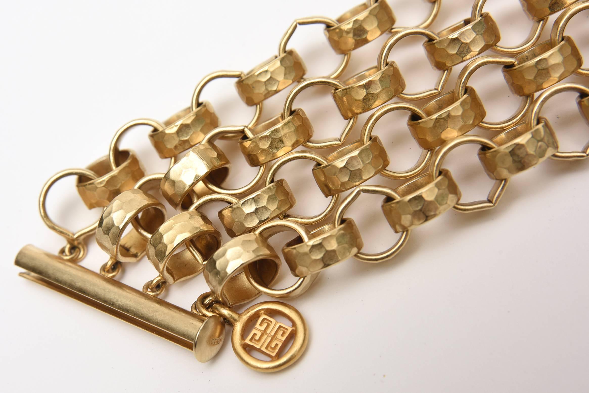 Givenchy Bracelet manchette à maillons vintage en métal doré avec chaîne Bon état - En vente à North Miami, FL