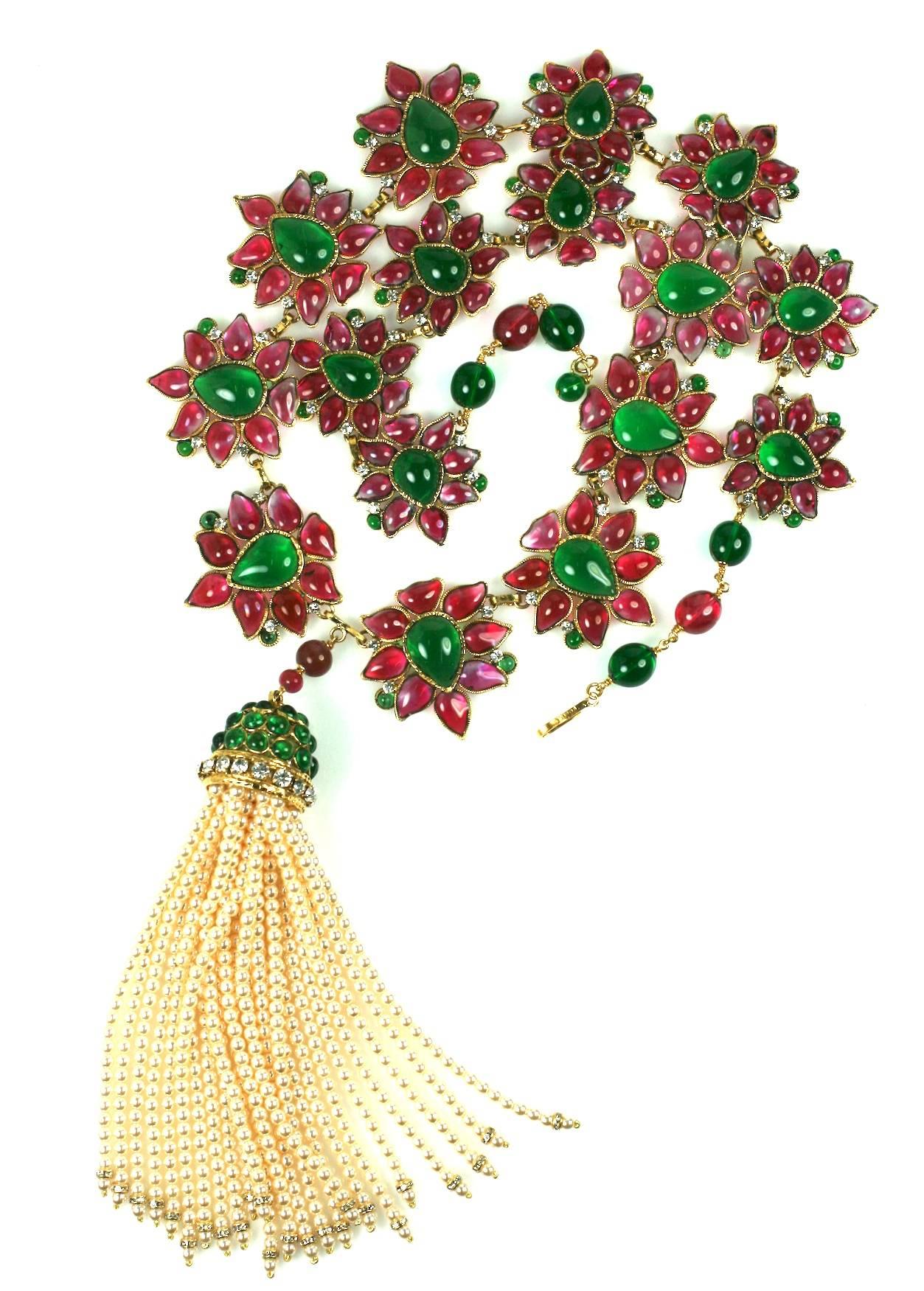 Große und wichtige Halskette im Moghul-Stil von Maison Gripoix. Luxuriös gefärbte Pate de Verre, Kristallpasten und Kunstperlen, vollständig von Maison Gripoix handgefertigt und kaftanfertig.
Diese Art von Halskette erinnert an eine andere Zeit und