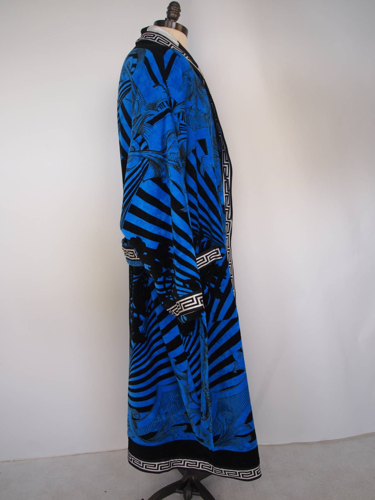 Versace Spring 2012 men's blue, black and white terrycloth Versace robe de chambre with abstract baroque pattern throughout, lined silk interior and Grecian key patterned trim.
Chest 60”, Length 54