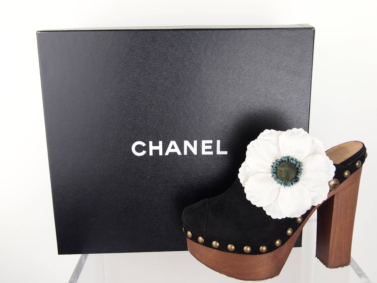 Chanel Black Suede Clogs With Appliqué Camelia Flower, Spring - Summer 2010 im Angebot 4