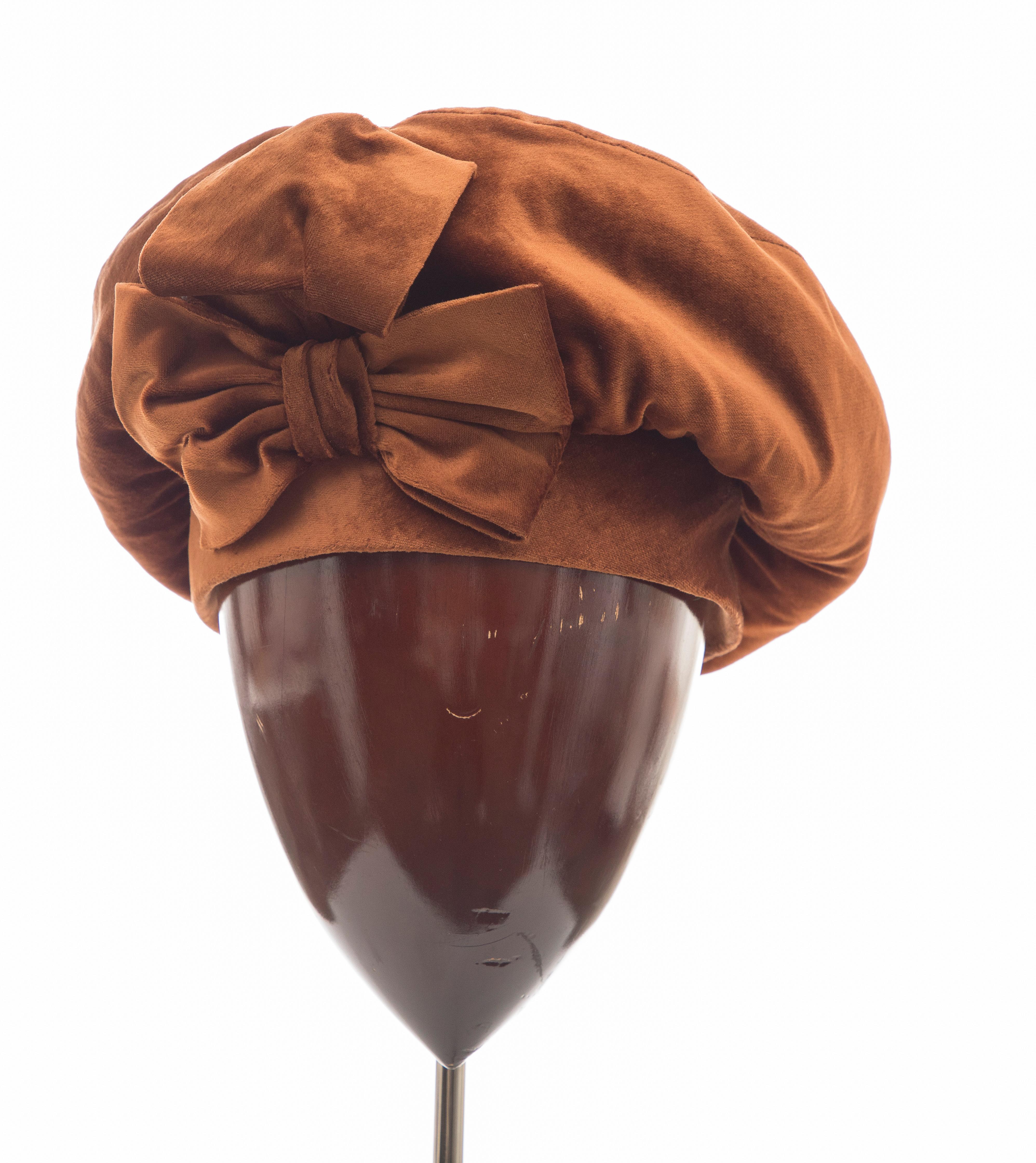 Mr. John Silk Velvet Hat, Circa: 1950's (Braun) im Angebot