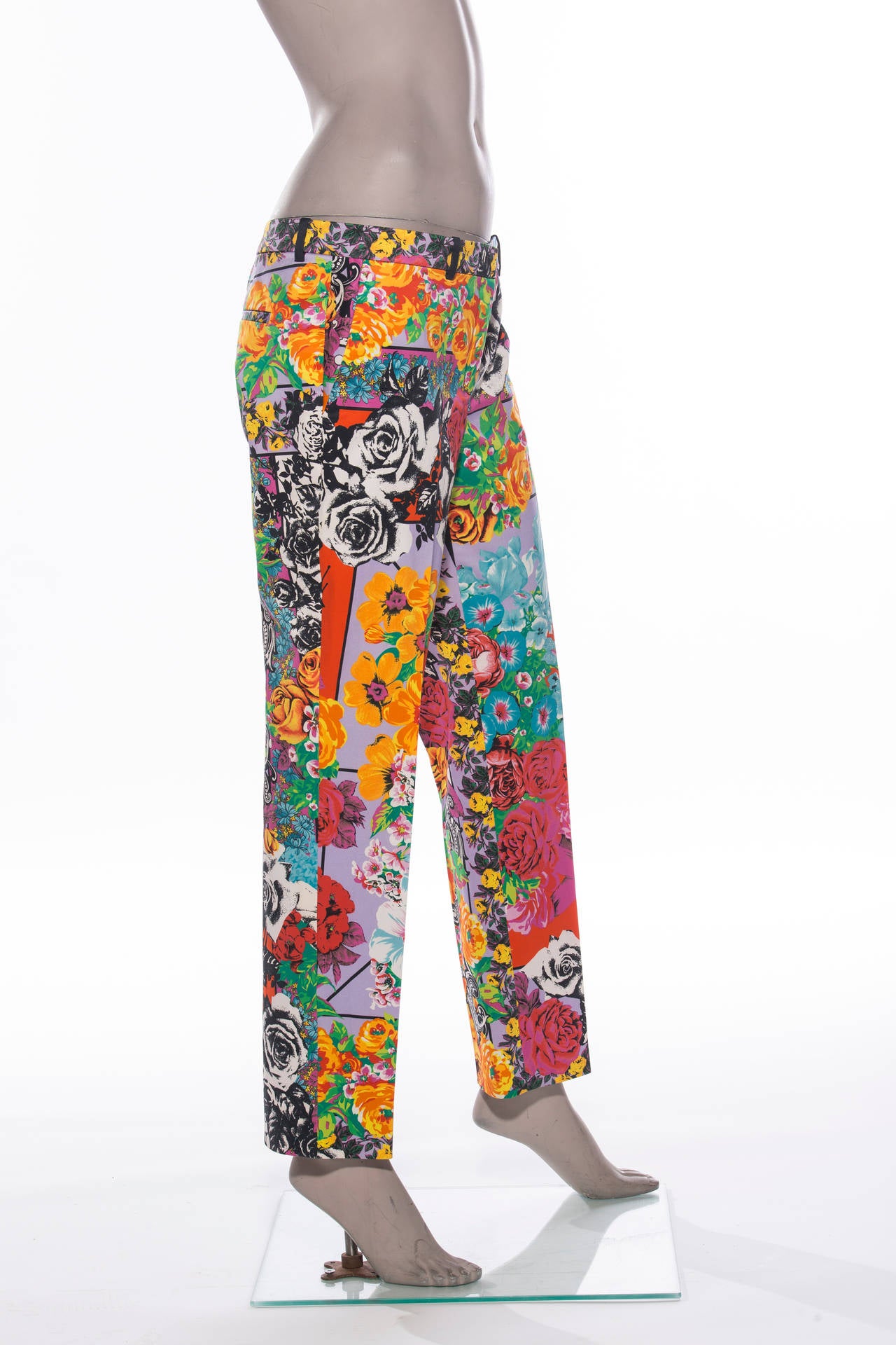 Versace multicolor pants with rose print, two front pockets, two back pockets and front fly closure.

Waist 34”, Hip 36”, Rise 8.5”, Inseam 28”, Leg Opening 13”

EU. 44
US. 8