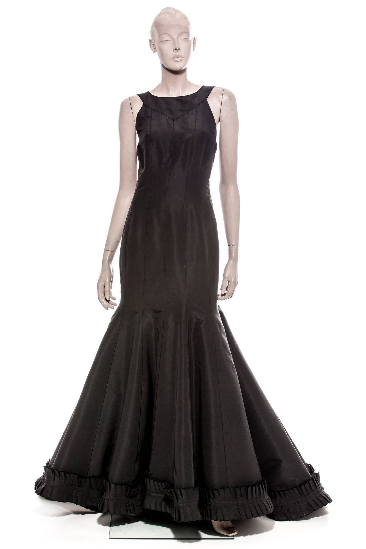 Oscar de la Renta, Spring - Summer 2007 sleeveless black silk faille evening dress, back zip and fully lined.

US. 12