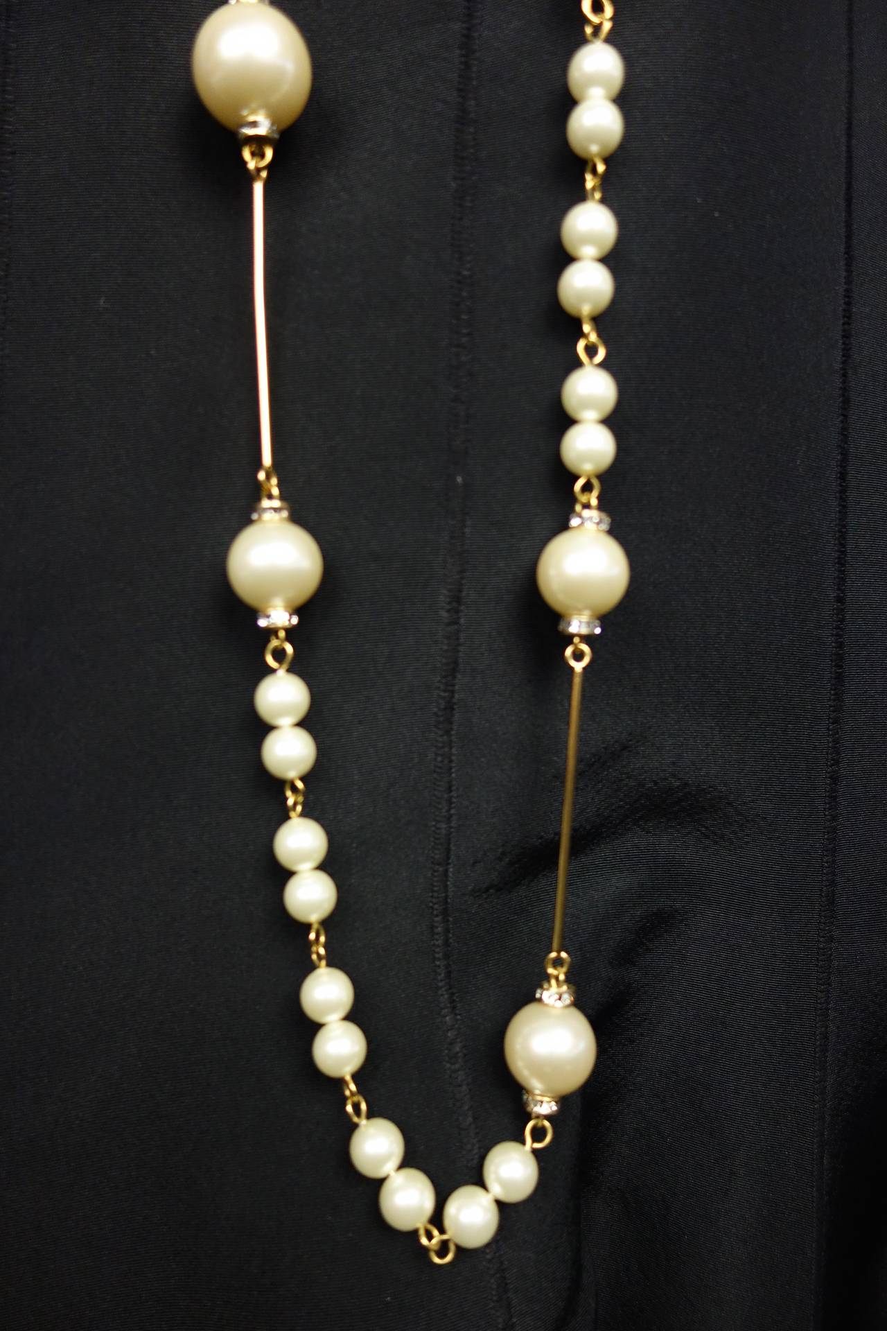 Chanel Long Pearl Necklace Autumn/Winter 2001-2002 For Sale 3