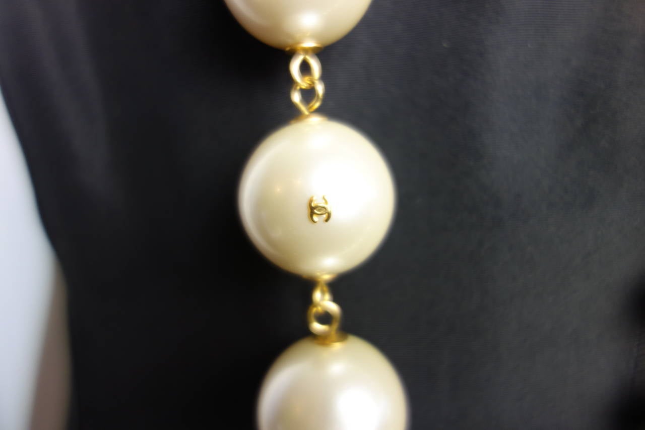 Chanel Long Pearl Necklace Autumn/Winter 2001-2002 For Sale 1