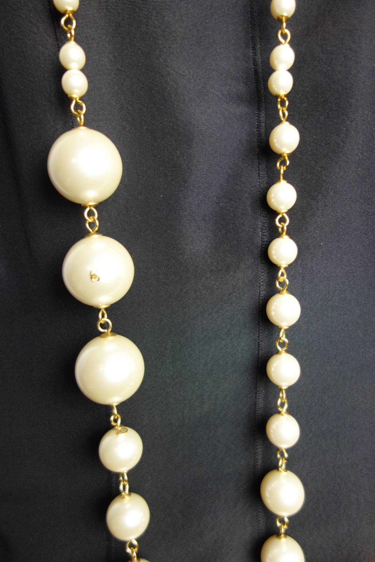 Chanel Long Pearl Necklace Autumn/Winter 2001-2002 For Sale 2