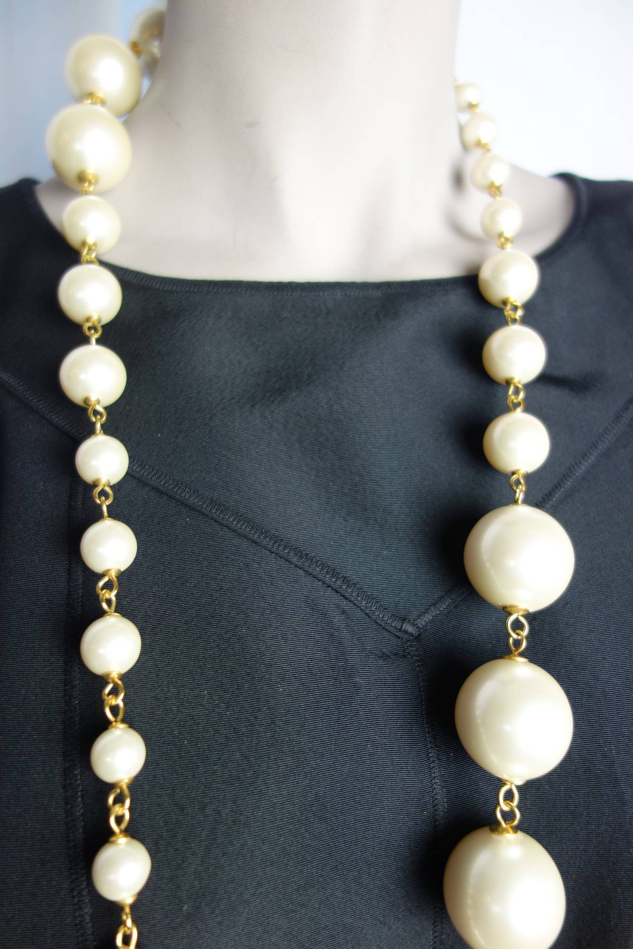 Chanel Long Pearl Necklace Autumn/Winter 2001-2002 For Sale 4