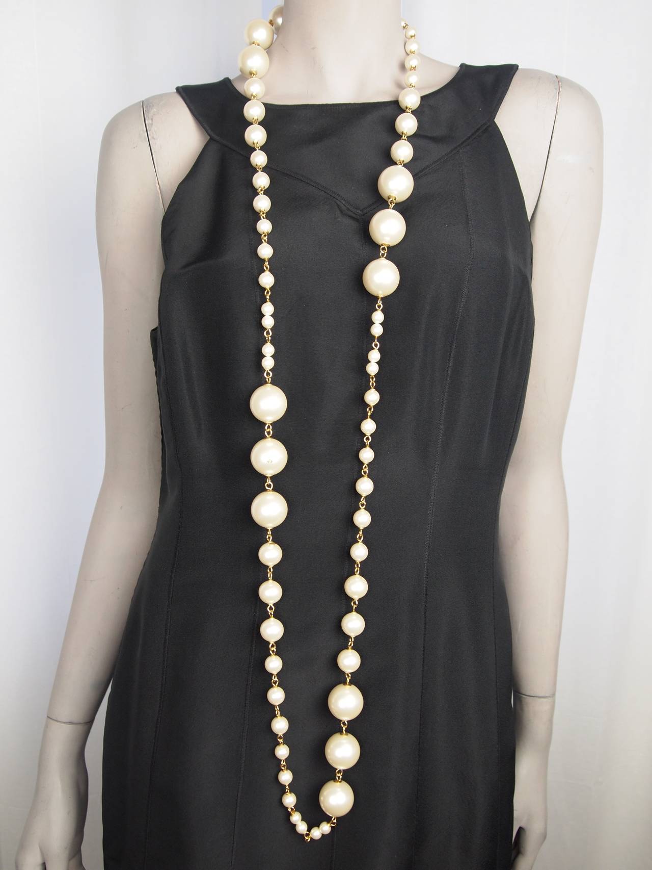 Chanel Long Pearl Necklace Autumn/Winter 2001-2002 In Excellent Condition For Sale In Cincinnati, OH