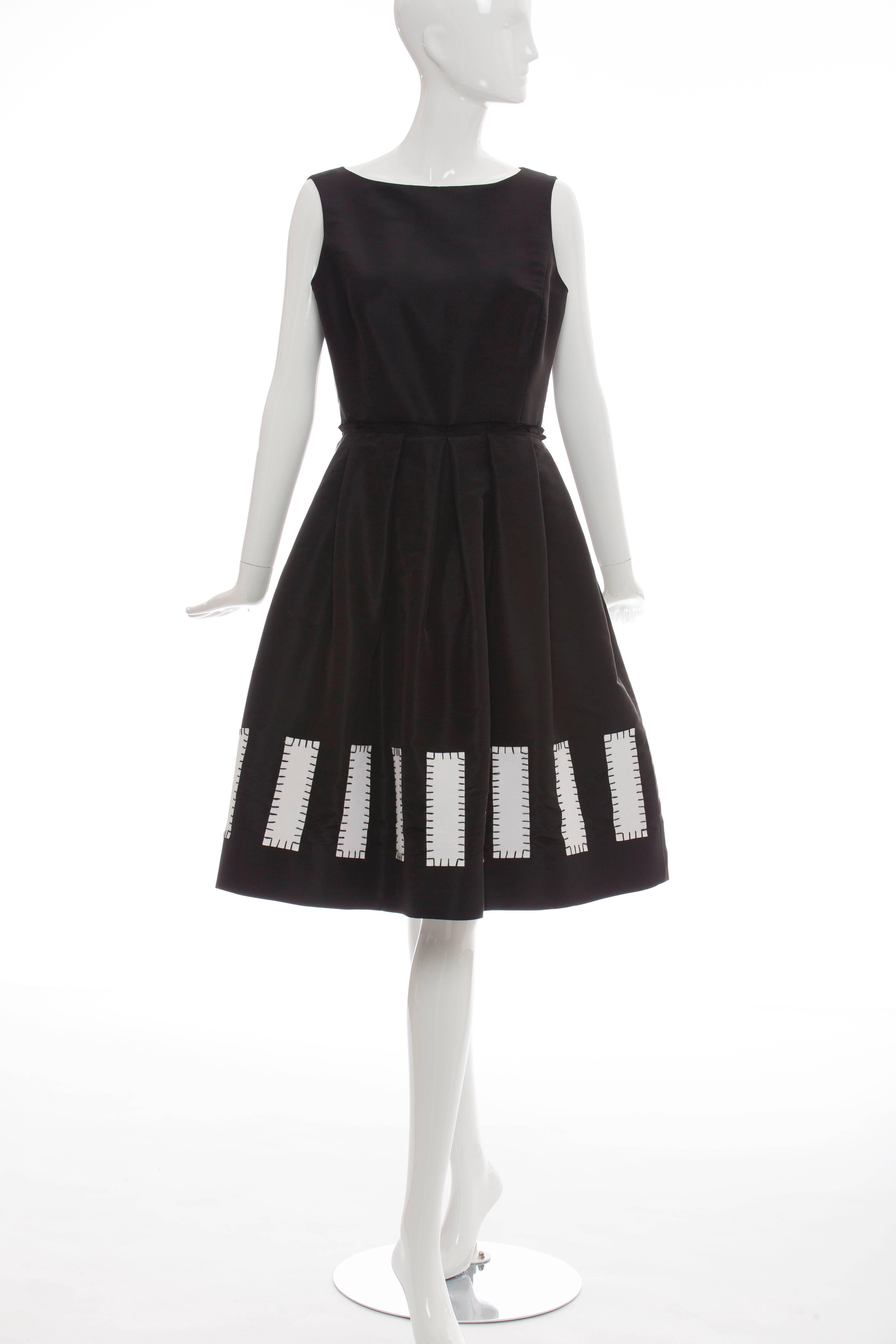 Oscar De la Renta, Spring 2006, black sleeveless silk dress with white grosgrain trim, two front pockets and fully lined in silk.

US. 8

Bust 36, Waist 28, Hips 56, Length 41