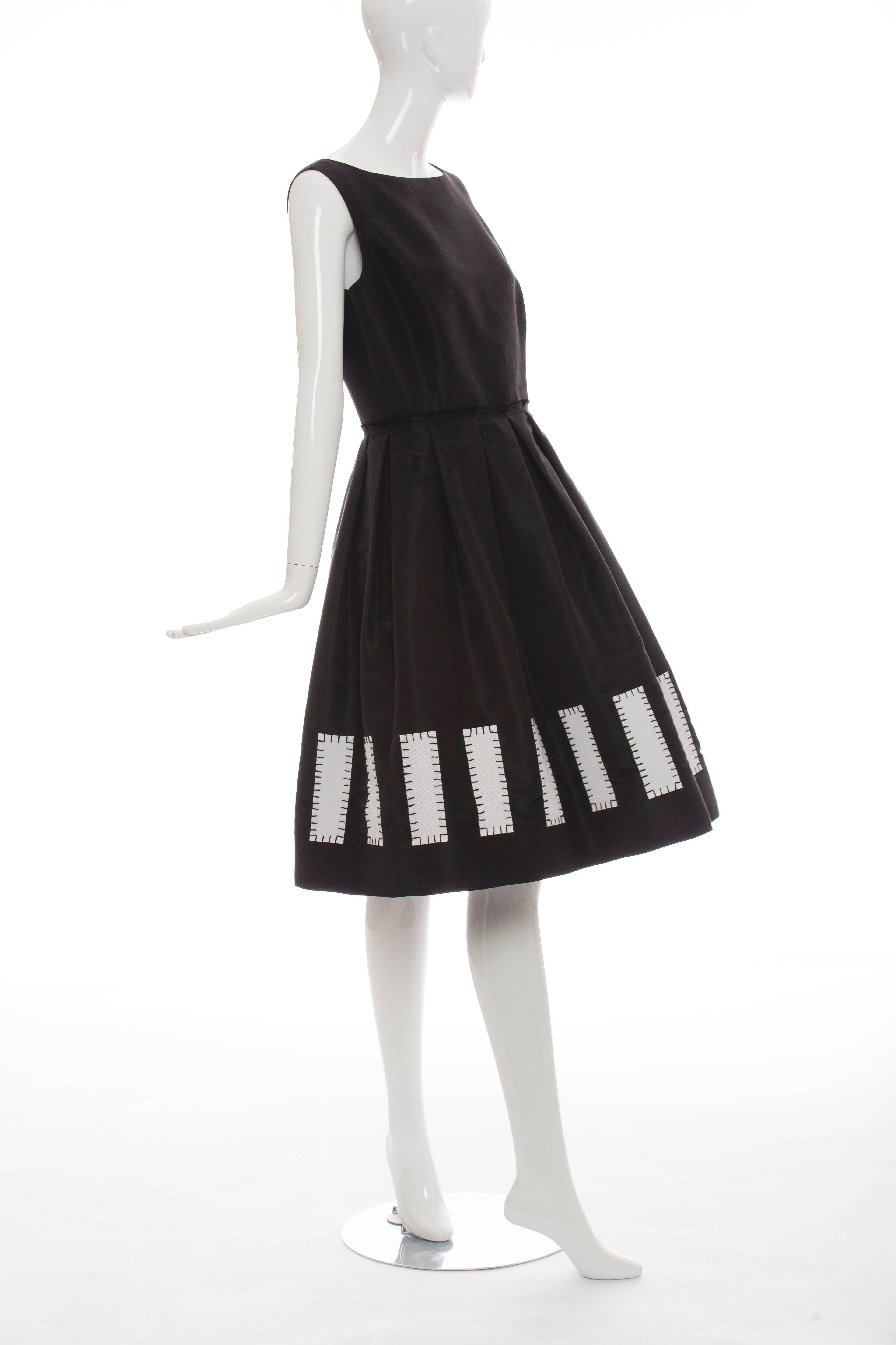 Oscar De la Renta Runway Sleeveless Black Silk Faille Dress, Spring 2006 In Excellent Condition For Sale In Cincinnati, OH