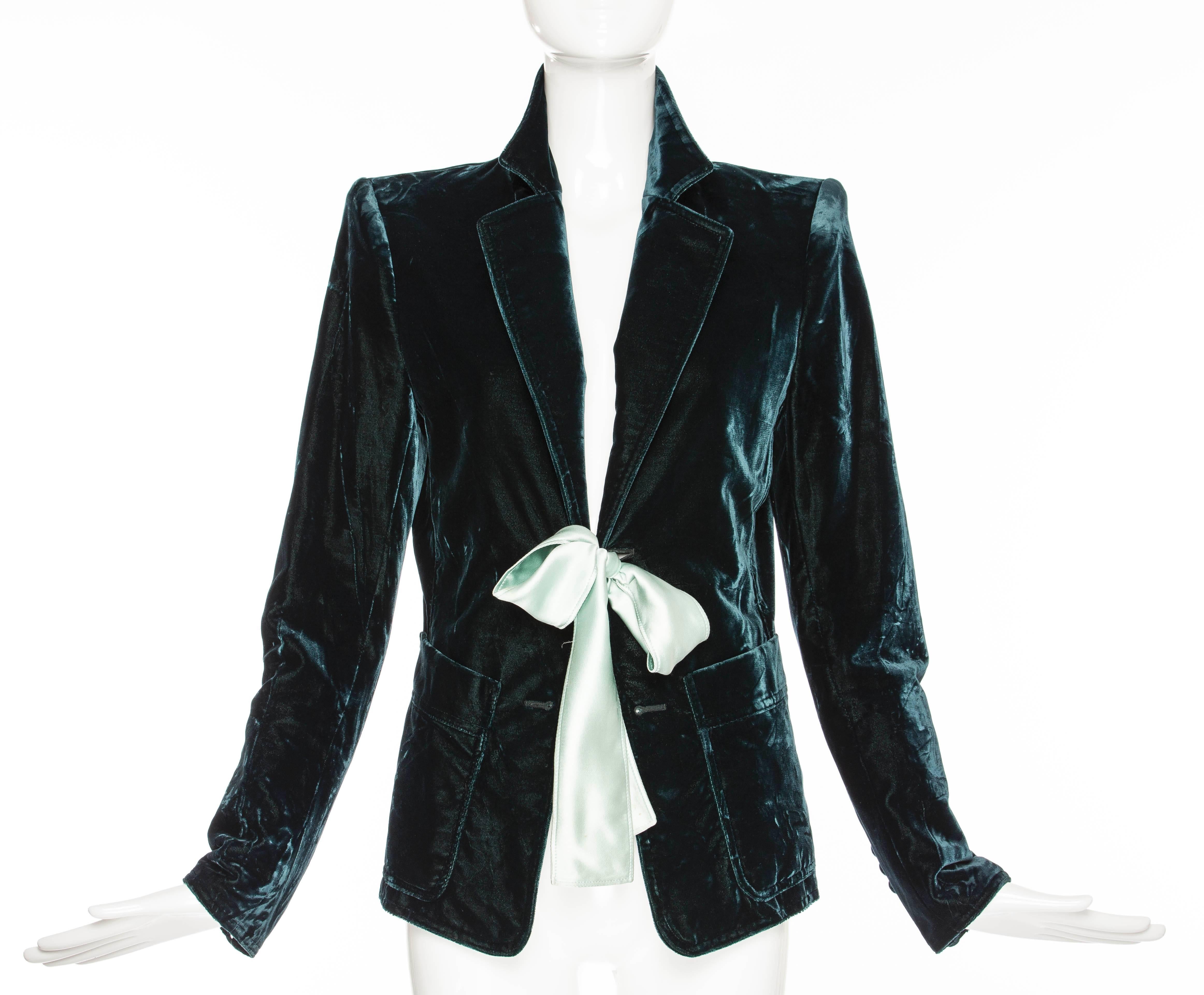 Tom Ford for Yves Saint Laurent emerald green velvet, long sleeve blazer with notched lapels, dual front patch pockets and satin sash-tie closure at waist.

FR.40
US. 8

Bust 36
