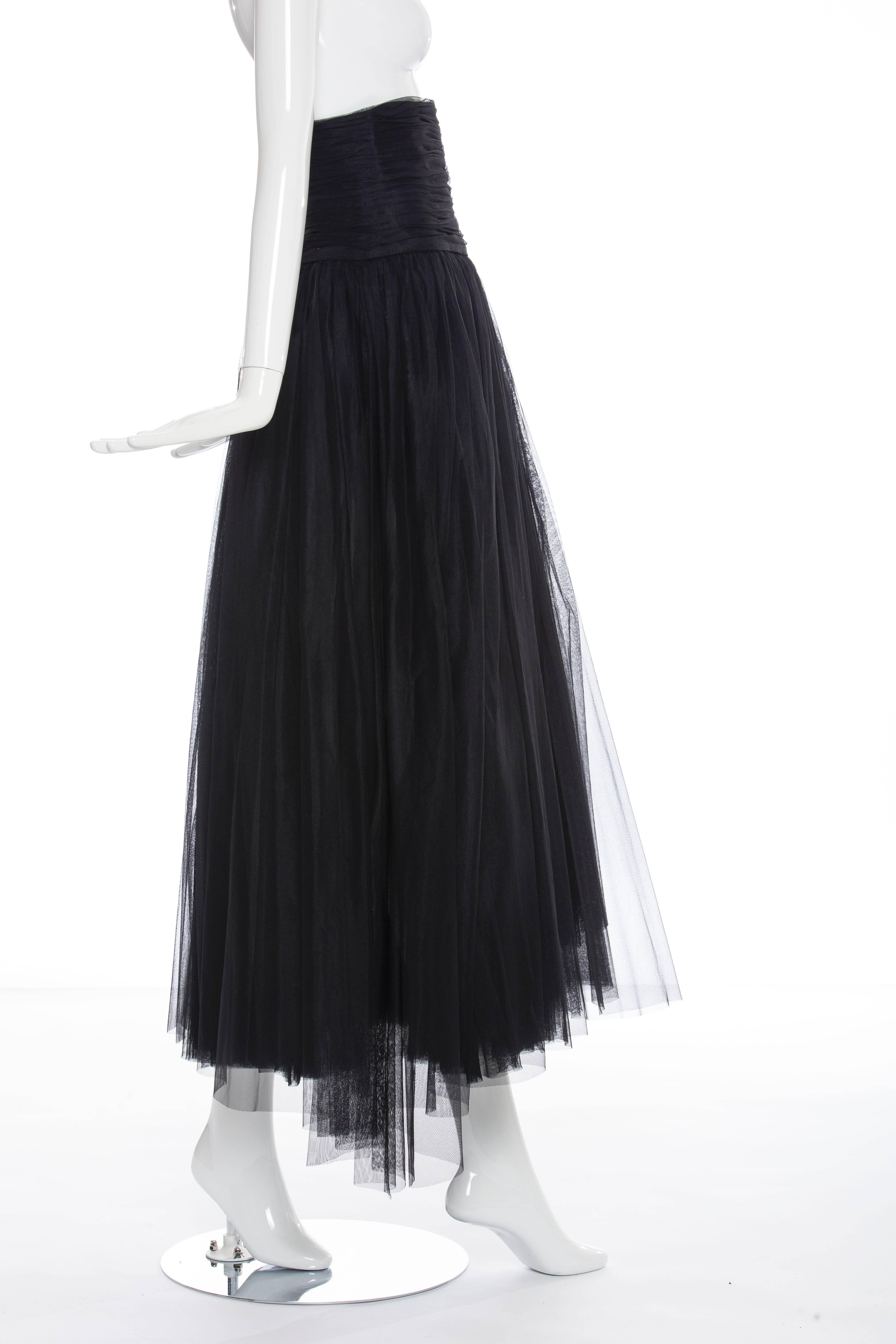 Chanel:: Frühjahr - Sommer 1992:: schwarzer Tüllrock mit Falten in der Taille:: Stäbchen in der Taille und verdecktem Reißverschluss hinten. 

Dieser Rock ist Teil der Modesammlung des Metroploitian Museum Of Art:: Zugangsnummer 1993: