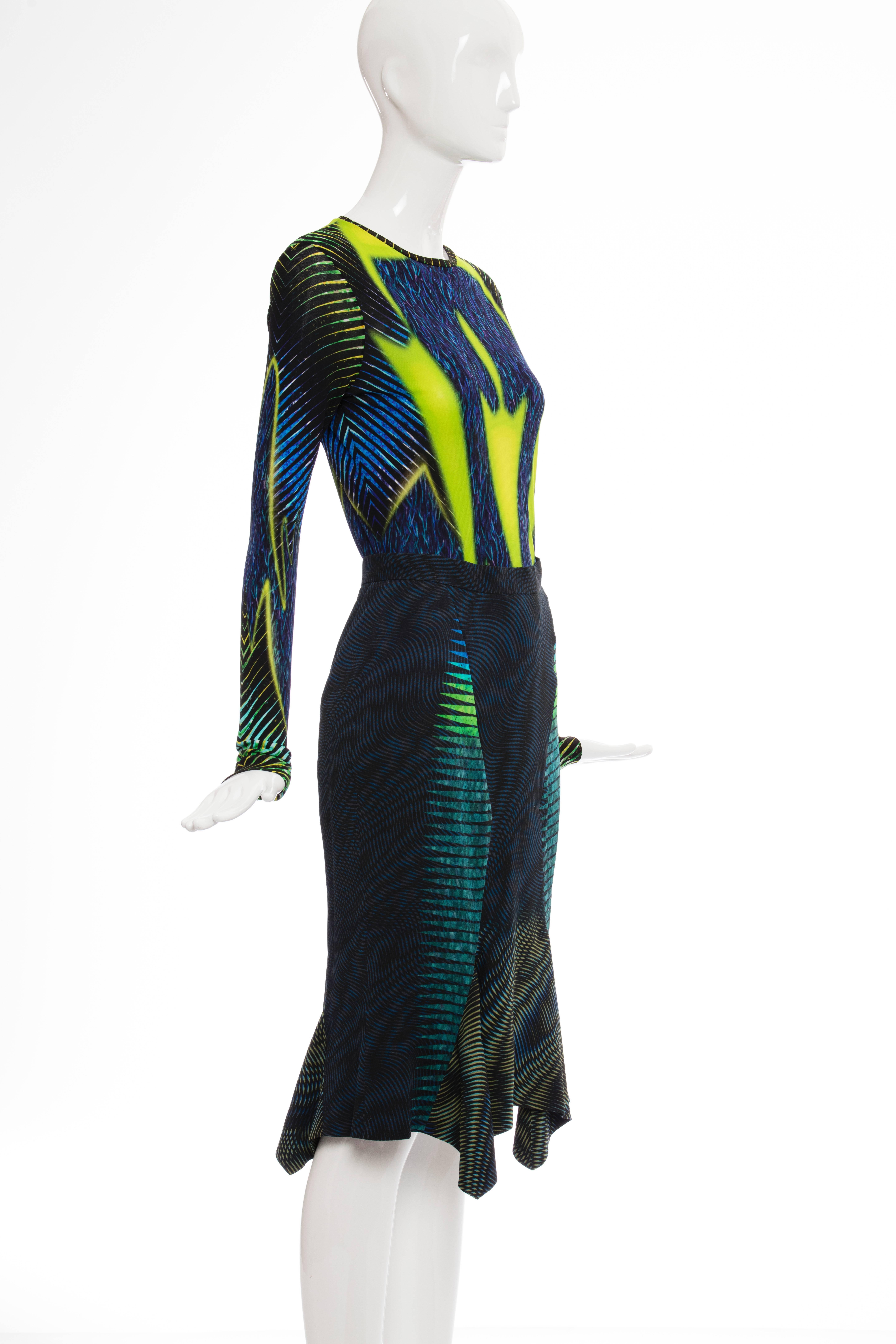 Peter Pilotto, Fall 2012, graphic viscose skirt suit, long sleeve top and trumpet skirt with back zip and fully lined.

UK 8
US 4
IT 40
FR 36
