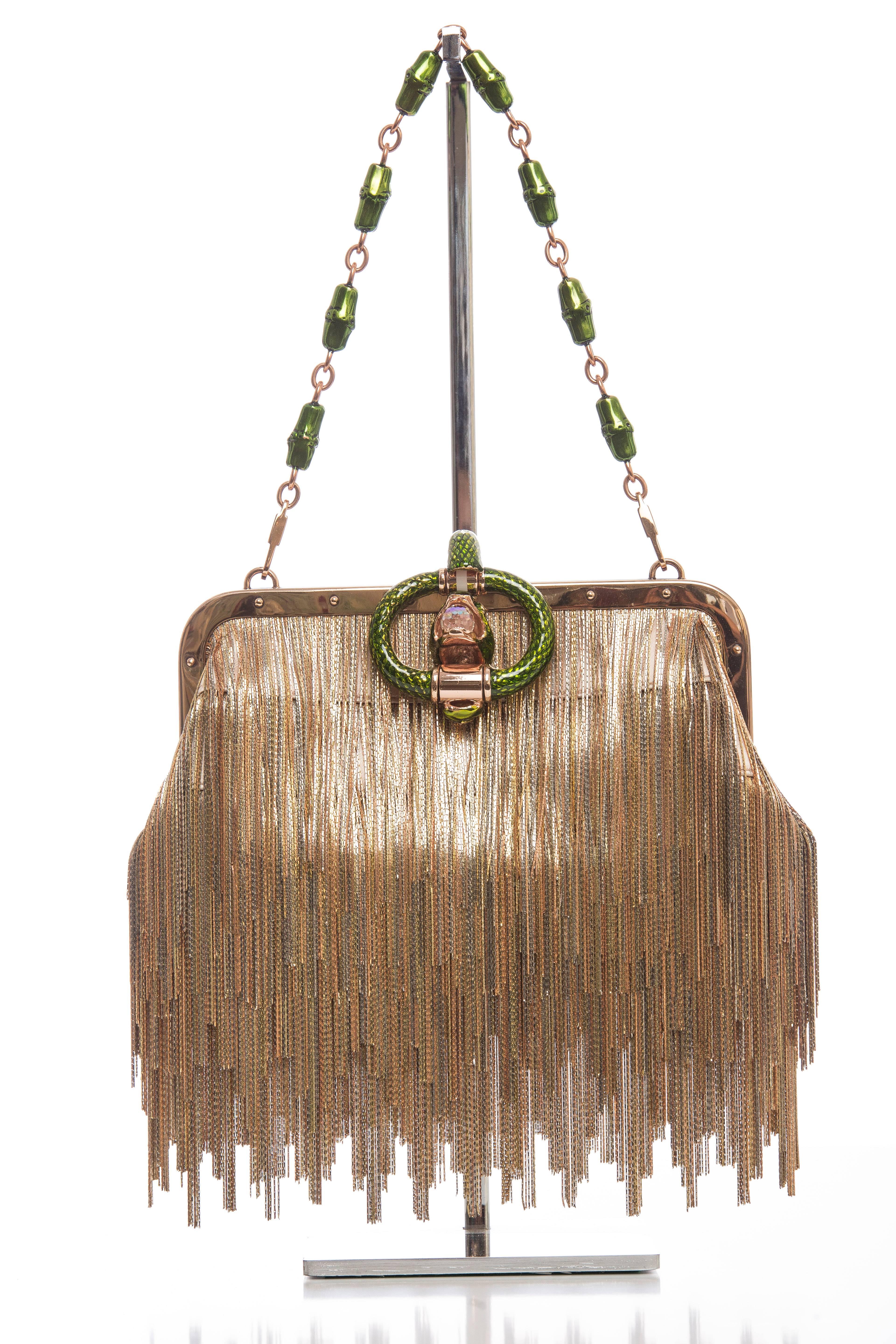 Tom Ford For Gucci, Frühjahr-Sommer 2004, Abendtasche aus champagnerfarbenem Satin mit Fransen aus der Drachen-Serie, goldfarbenen Beschlägen, einem einzelnen Schulterriemen mit Bambusketten-Akzent, goldfarbenen Fransenverzierungen,
