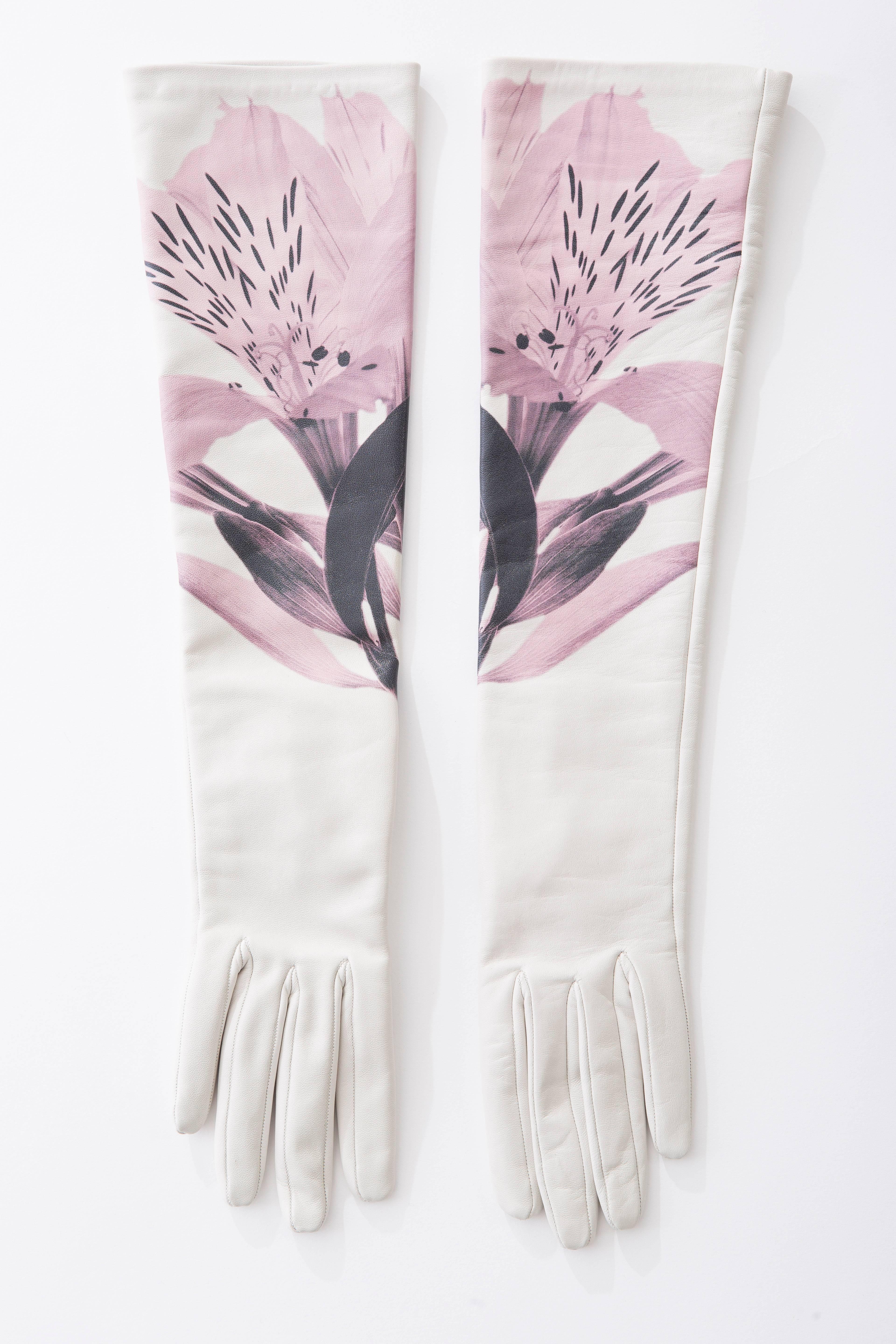 Christian Dior by Raf Simons, Pre - Fall 2014 ivory leather gloves with printed floral pattern and tonal stitching throughout. Designer size 7.5. Includes box and dust bag.

Length 17”, Width 5”
Fabric Content: 100% Leather; Lining 100% Silk