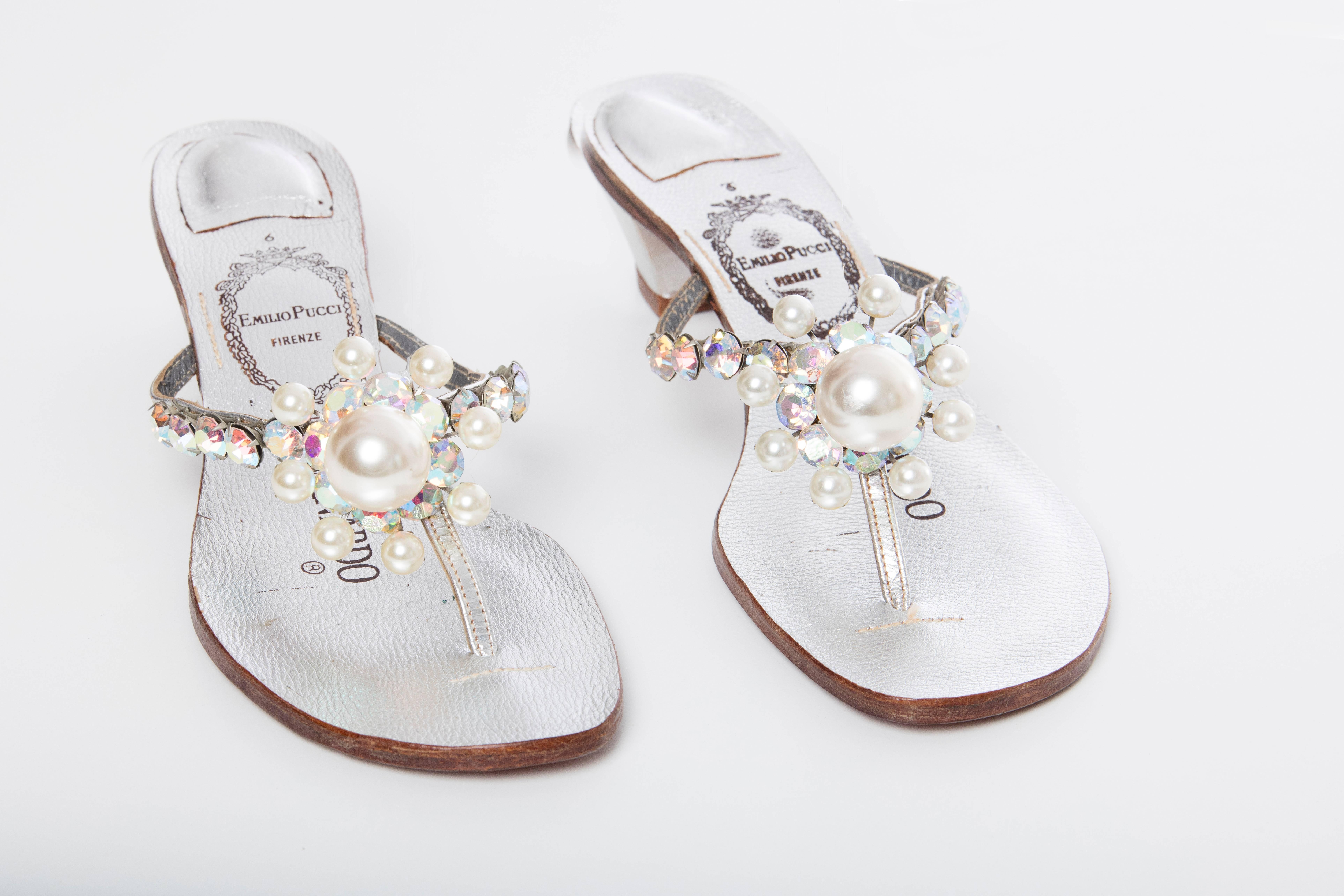 Emilio Pucci for Bernardo, circa 1960's Swarovski Aurora Borealis crystals and pearls silver leather sandals.

Labeled a US. 9 but fits US. 8.5

Length: 10 1/4