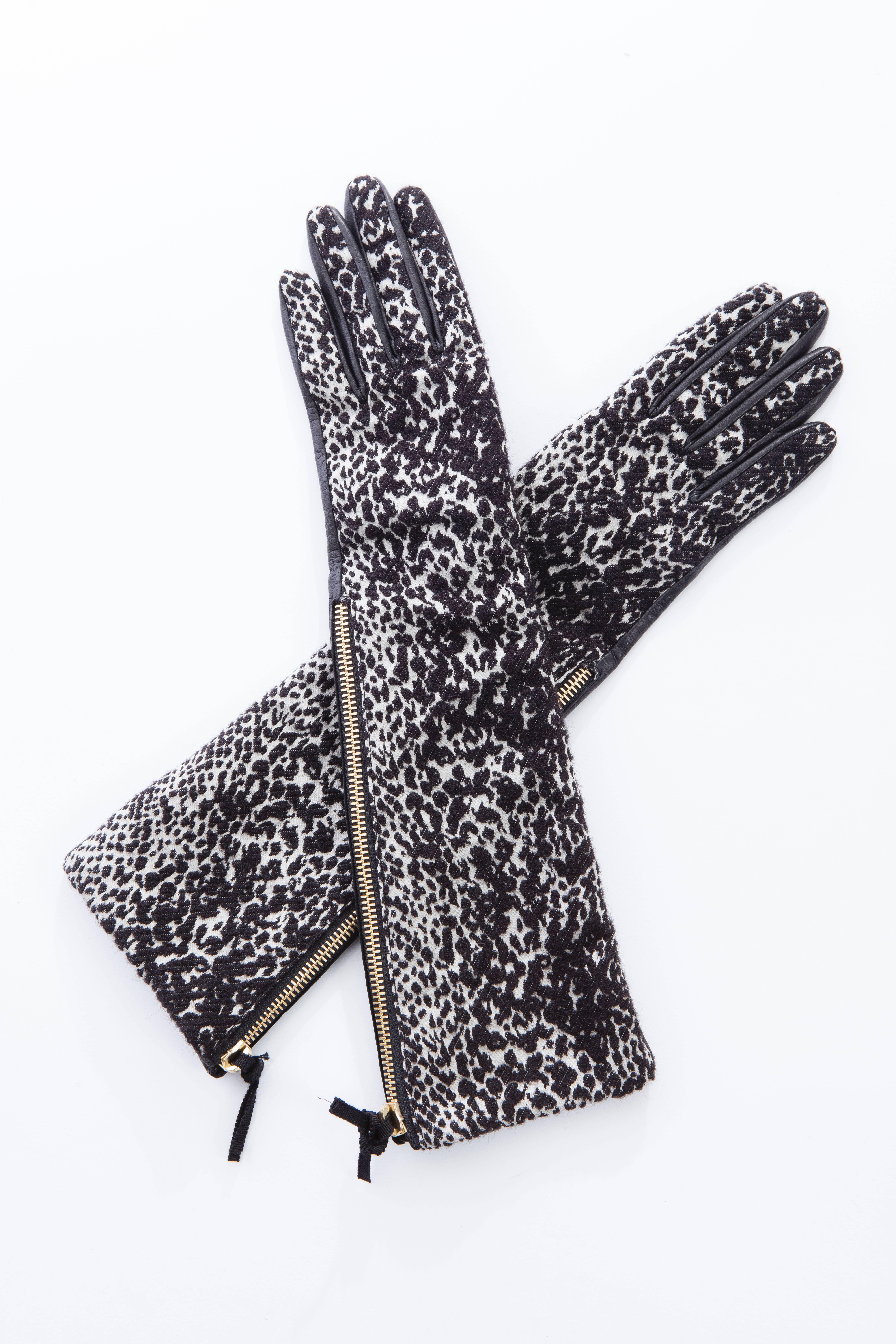 Lanvin gloves with leather at backs, print throughout and gold-tone zip closures at sides. Size 6.5

Length 15