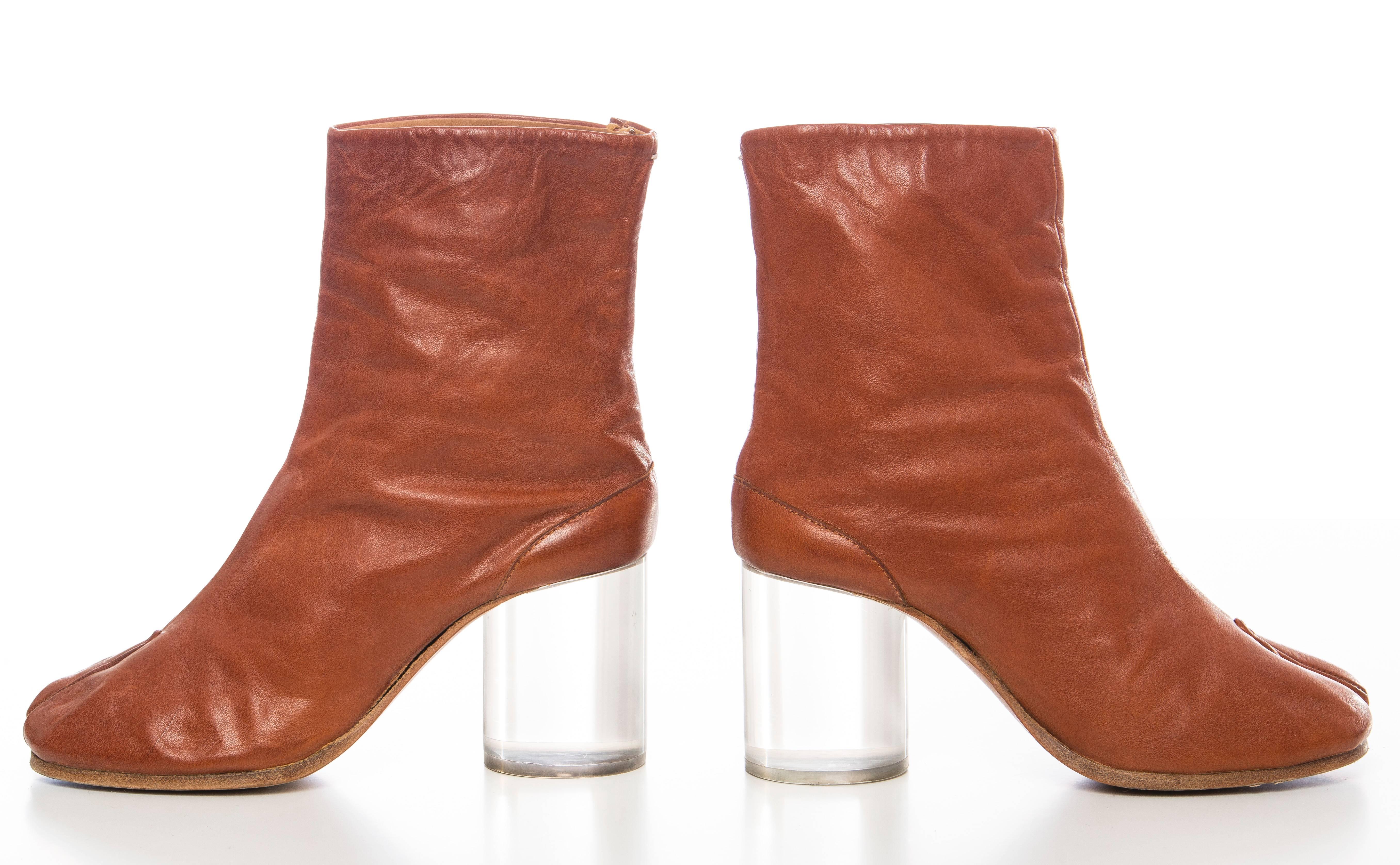  Maison Martin Margiela leather tabi ankle boots, lucite heels and hook-and-bar closures at counters.

IT. 36
US. 6

Heels 2.75