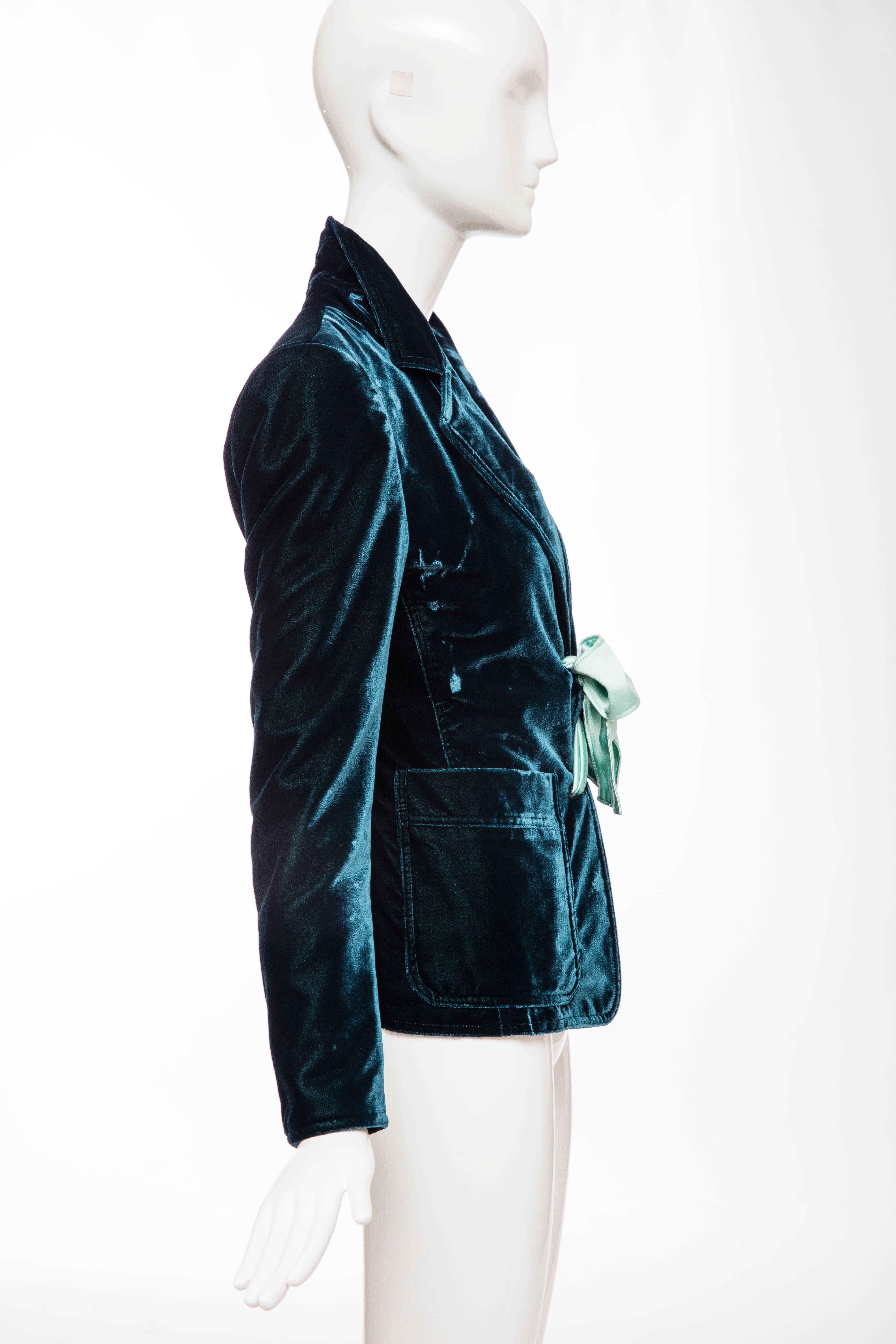 Tom Ford for Yves Saint Laurent, Autumn-Winter 2003, emerald green silk velvet, long sleeve blazer with notched lapels, dual front patch pockets and silk satin sash-tie closure at waist.

FR. 34
US. 2

Bust 30, Waist 24.5, Hips 26, Length 24