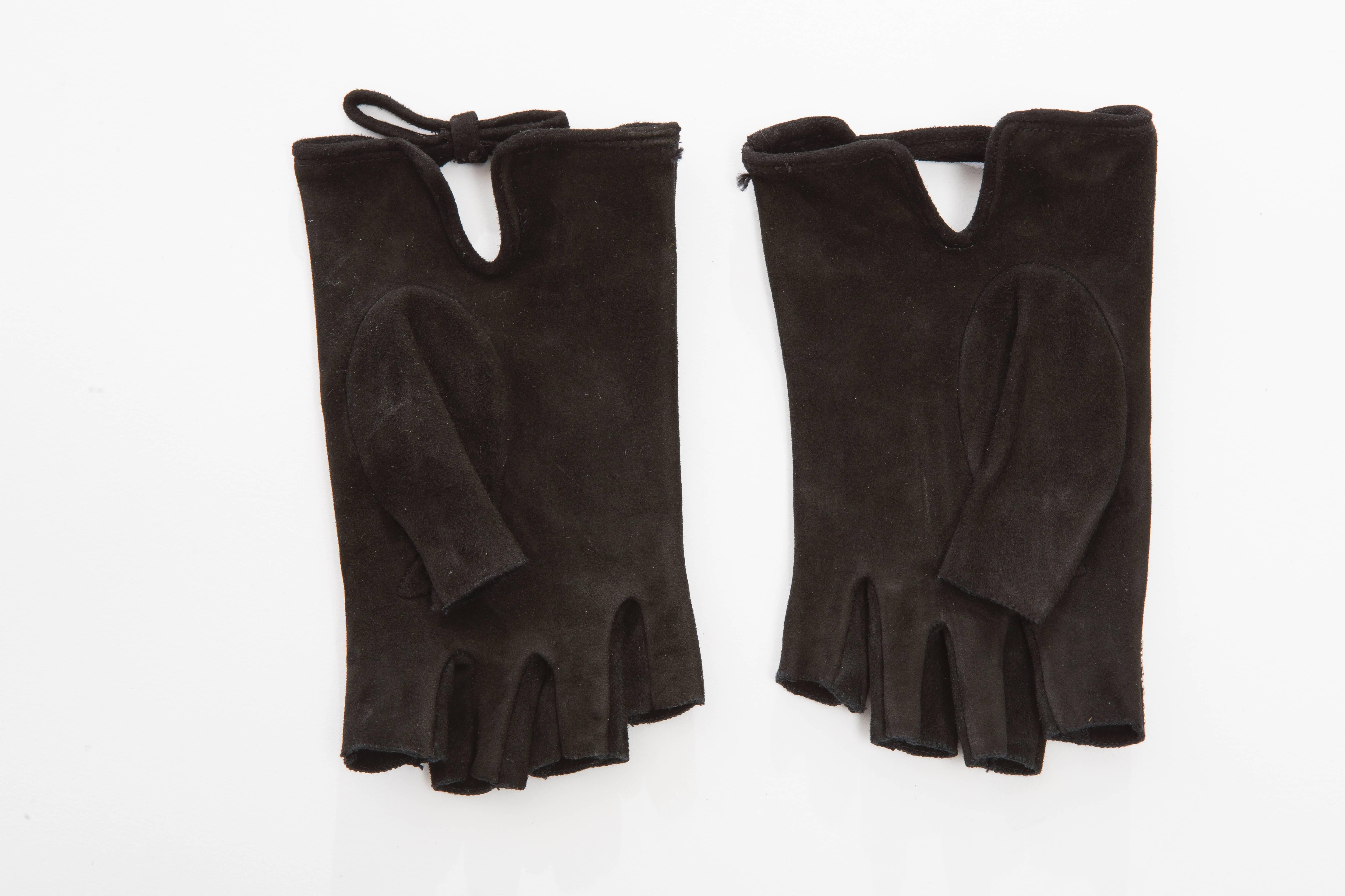 Valentino Black Suede Fingerless Gloves With Silver Metallic Studs In Excellent Condition In Cincinnati, OH