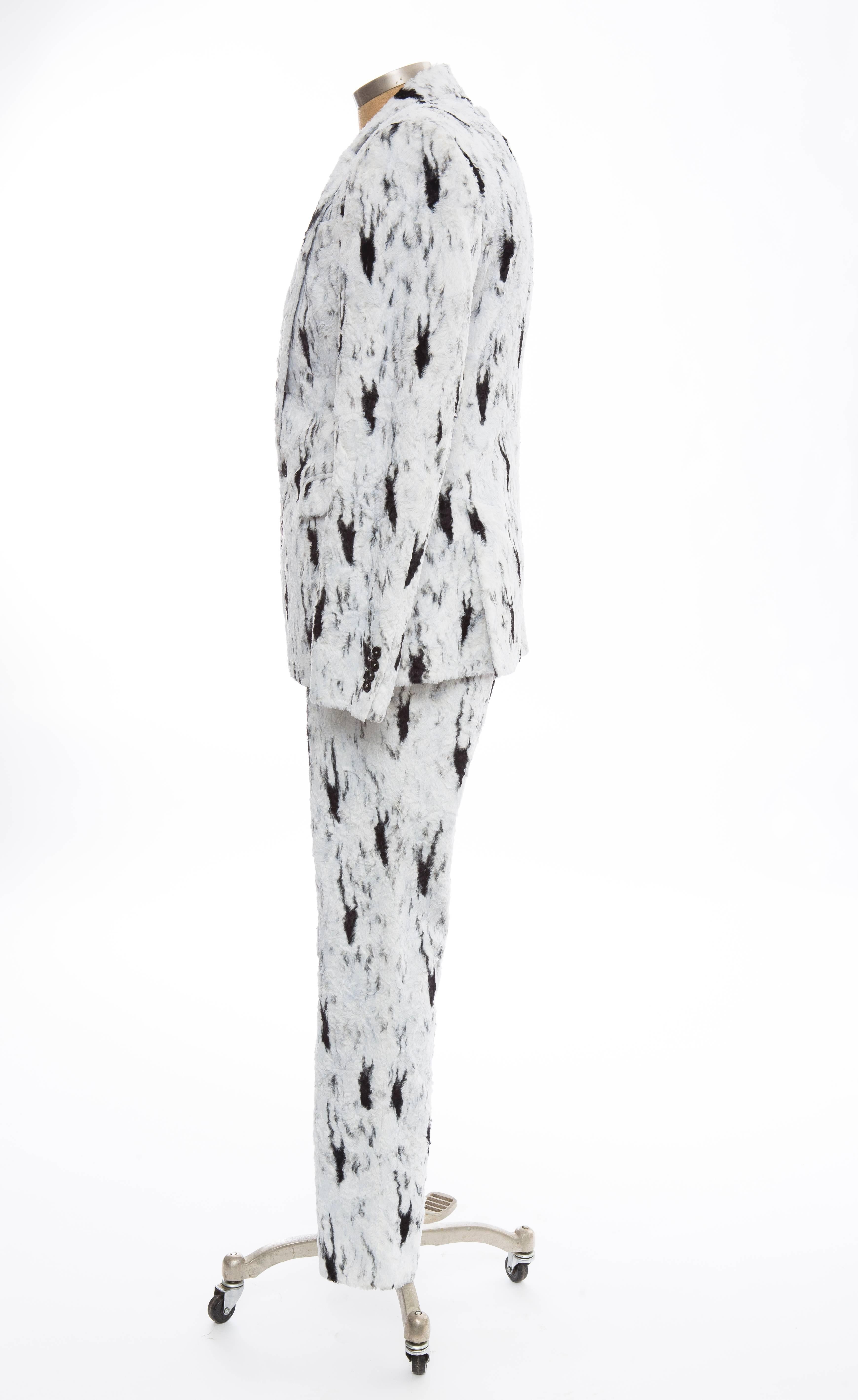 Jeremy Scott für Moschino Couture Laufsteg Herbst-Winter 2015, zweiteiliger Anzug. Jacke mit doppeltem Schlitz, drei Taschen und zwei Knöpfen auf der Vorderseite. Die Hose hat vier Taschen, einen Einsatz mit Lasche und einen Reißverschluss auf der