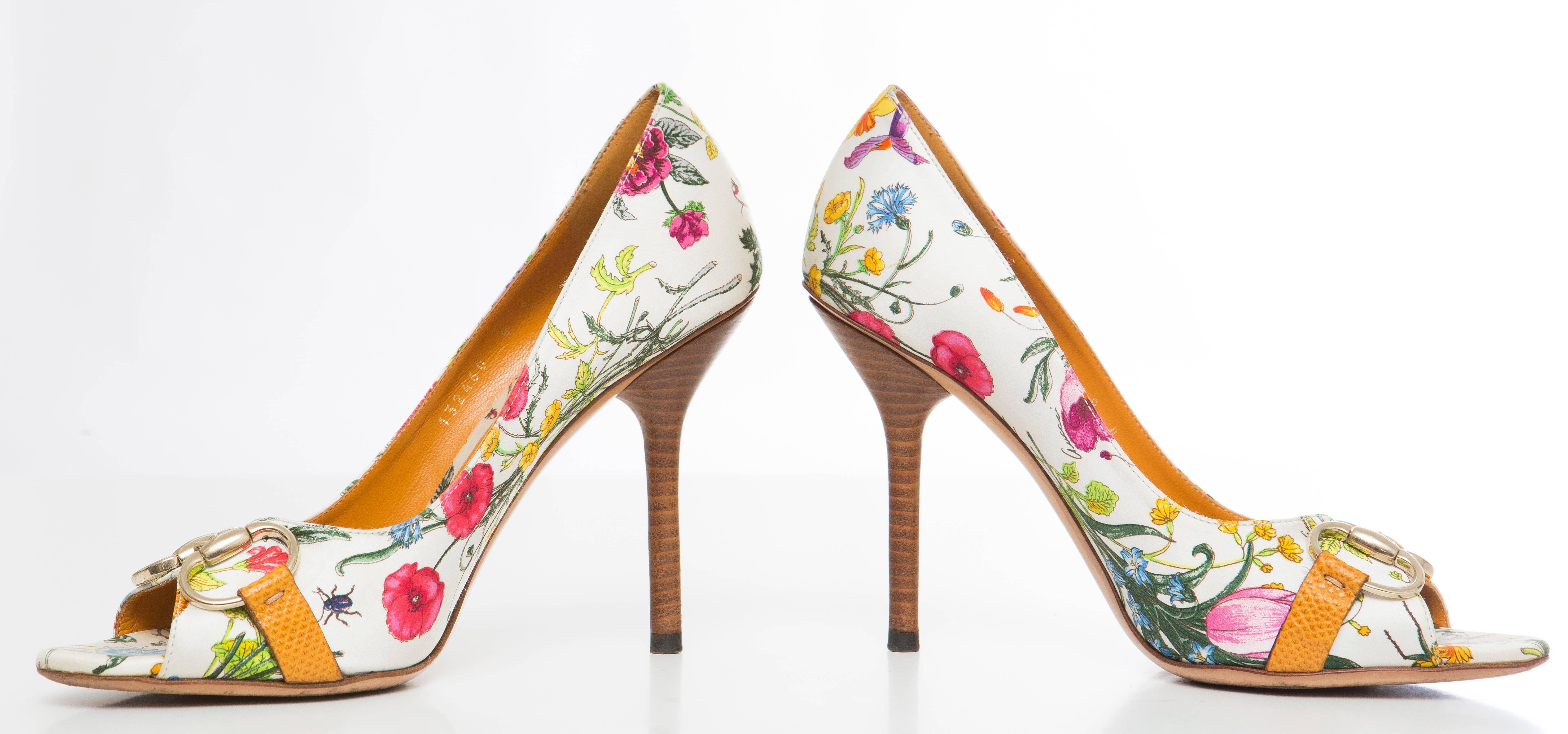 Gucci Flora and Fauna satin peep-toe pumps with gold-tone horsebit adornment at tops, tonal stitching and stacked stiletto heels.

IT. 38
US. 8

Heels: 4.25