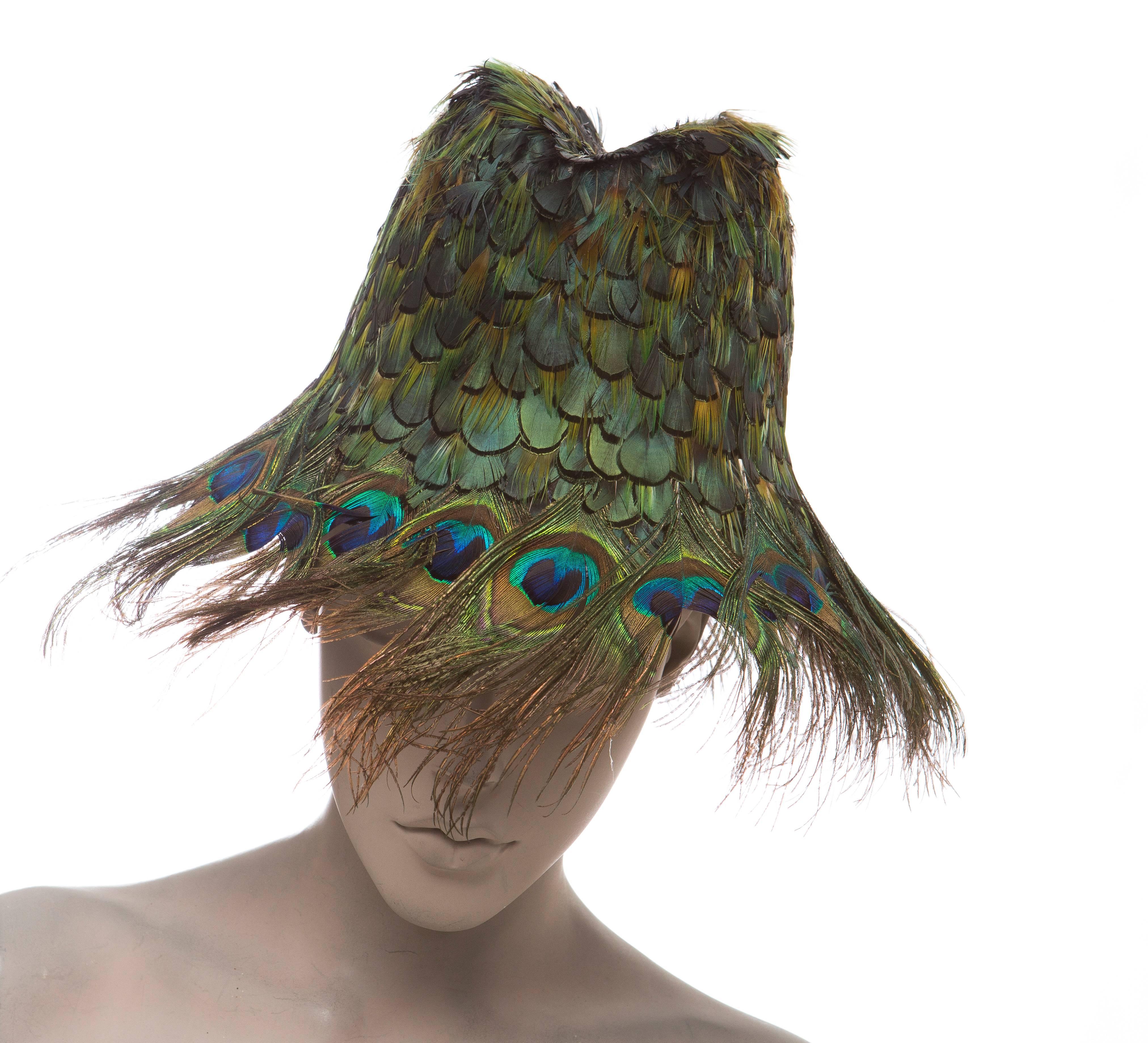 Prada, Spring-Summer 2005 runway peacock feather hat with Prada hat box.

Size: Large

Circumference: 18"
Brim: 2"