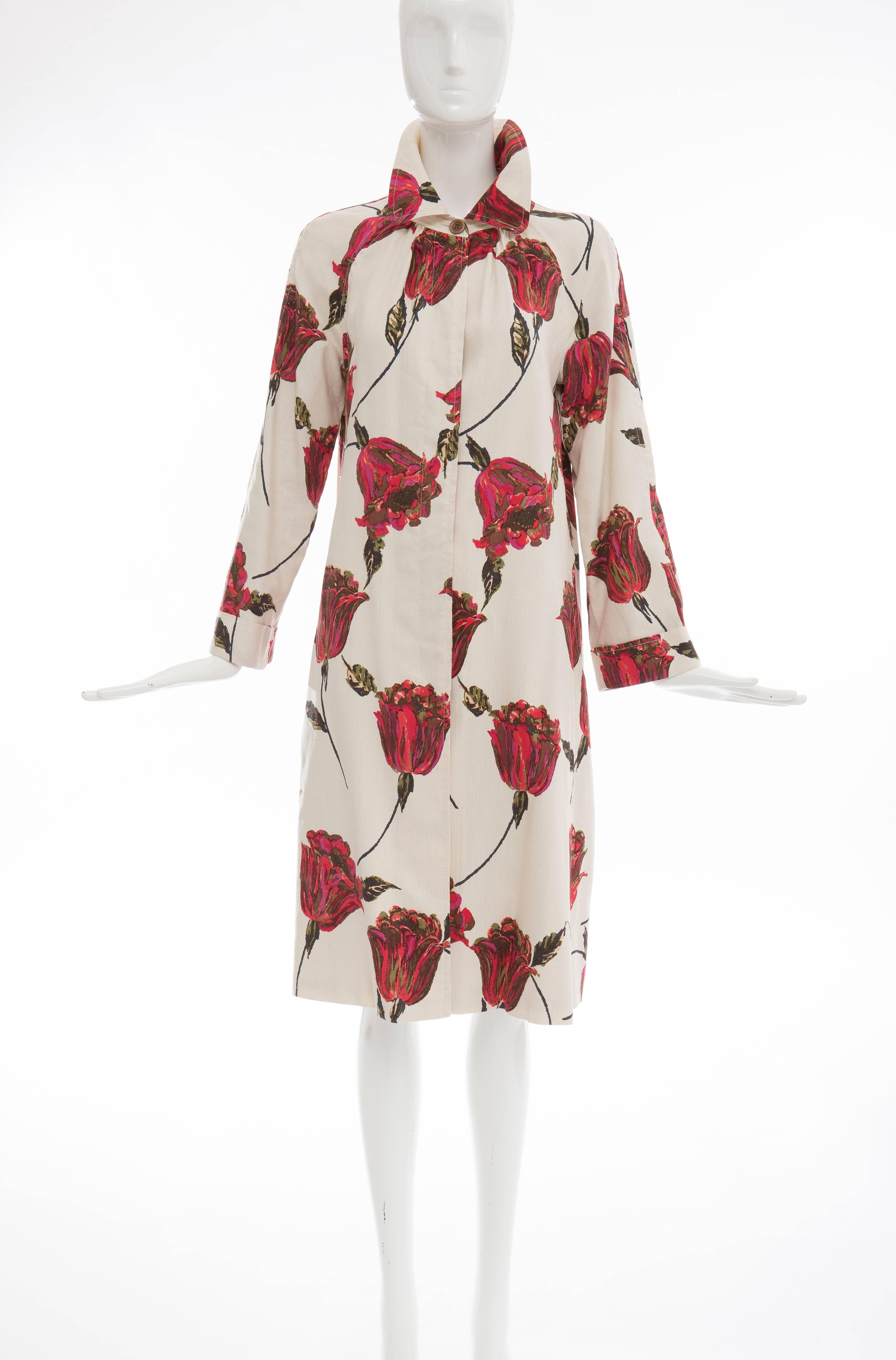 Dries Van Noten, Spring-Summer 2005, silk cotton linen tulip print coat, button front with hidden placket, two front pockets, self belt, extra button and fully lined.

Belgium: Small


Bust, 40, Waist 48, Hips, 54, Length, 41