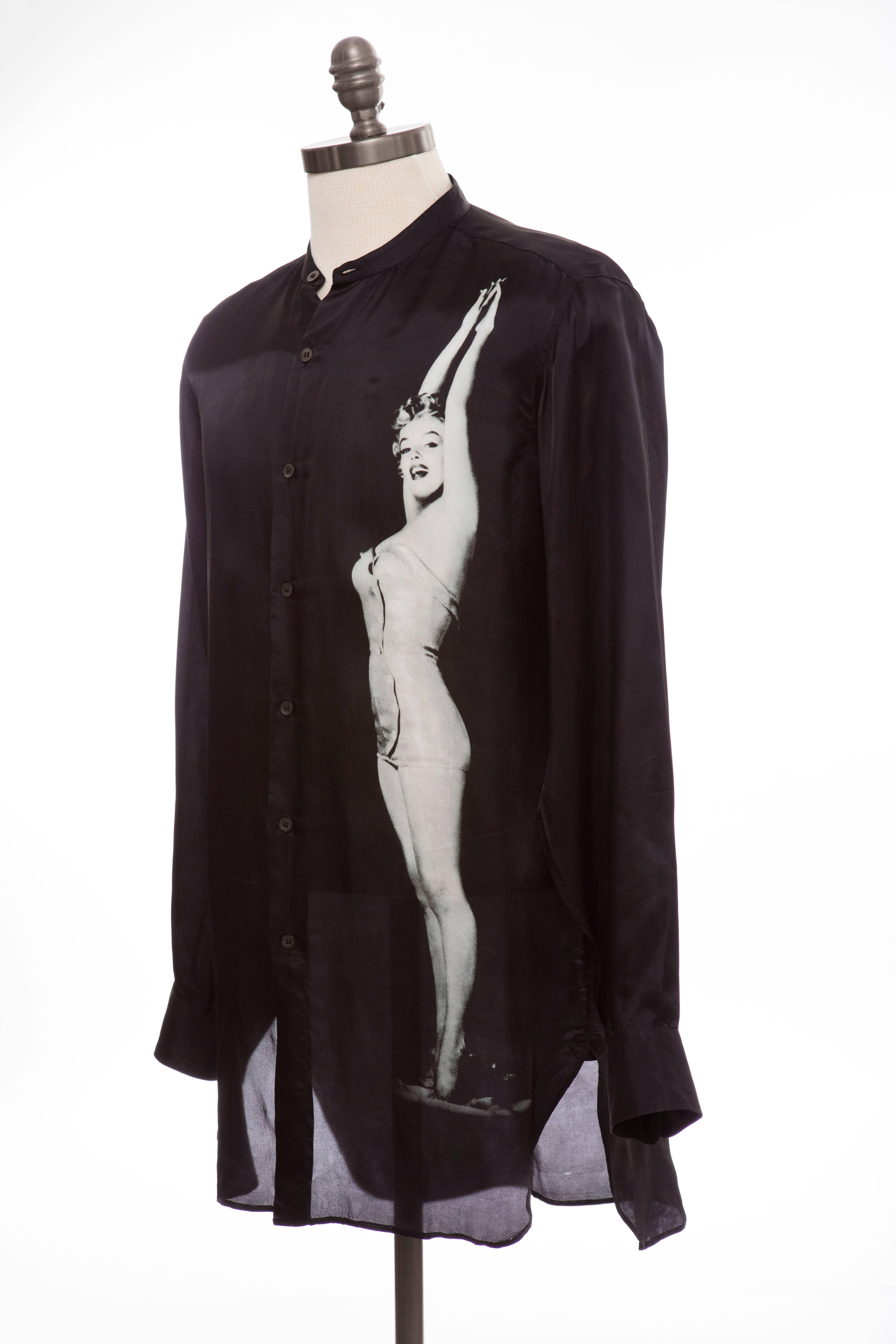 Dries Van Noten, Spring-Summer 2016 men's black viscose button front shirt,mandarin collar with Marilyn Monroe print.

IT.48
US.

Chest: 38, Length 35, Sleeve 36, Neck 15.5
