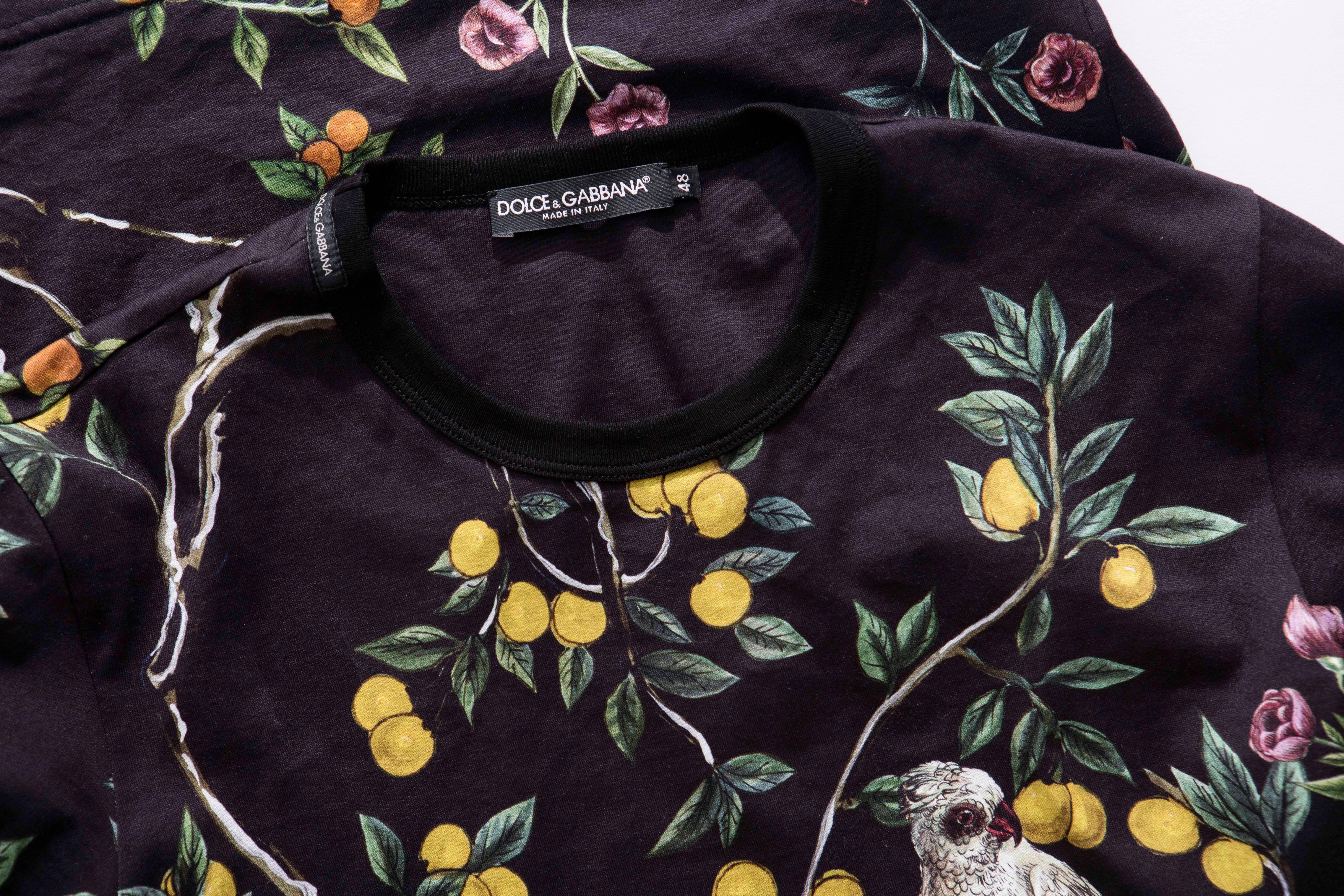 Dolce & Gabbana Men's Black Printed Birds Lemons Cotton T-Shirt, Spring 2016 In Excellent Condition In Cincinnati, OH