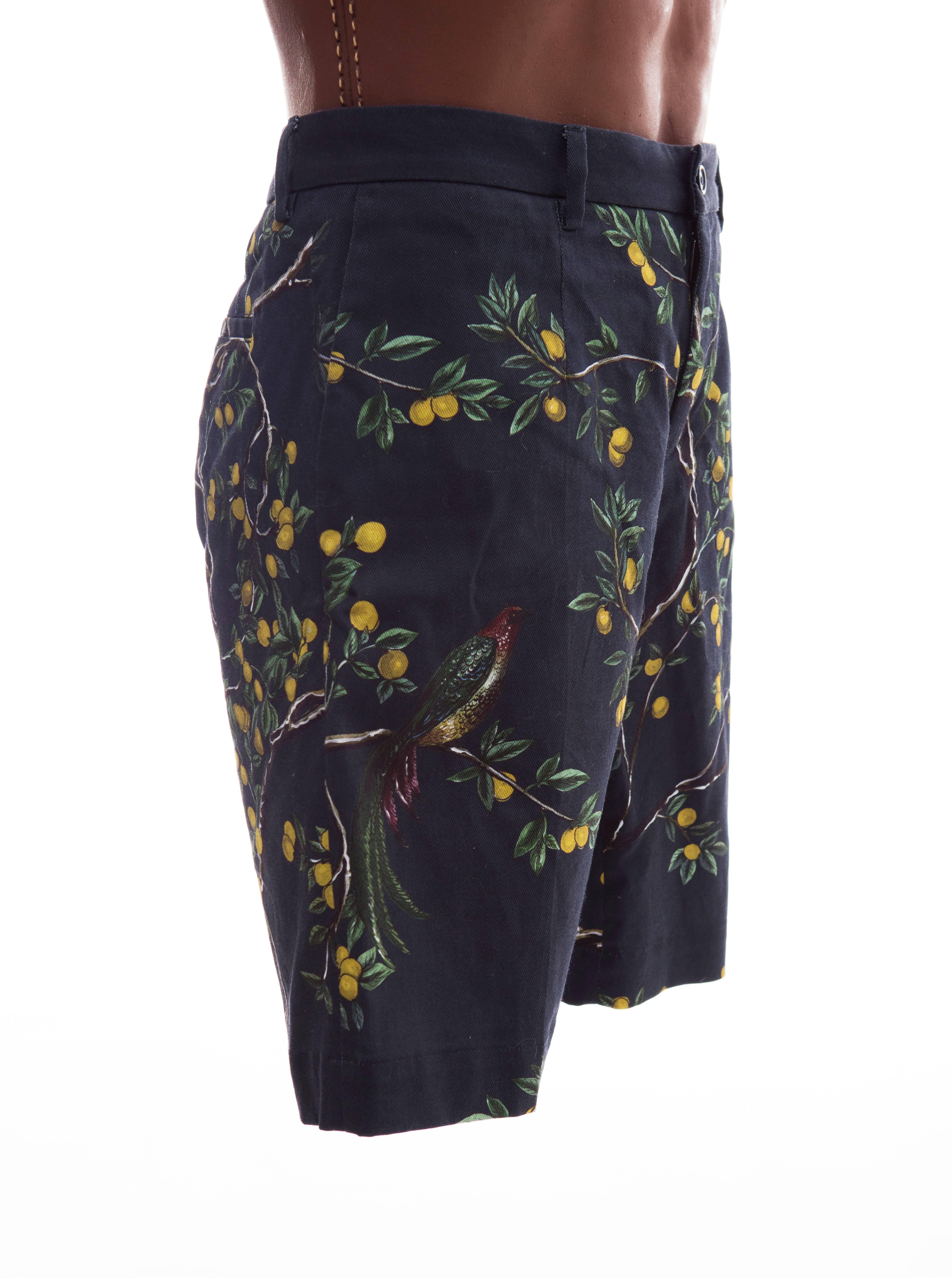 Dolce & Gabbana, Spring-Summer 2016 men's black printed birds lemons cotton button and zip front shorts with two front and back pockets.

IT. 48

Waist 34, Length 19