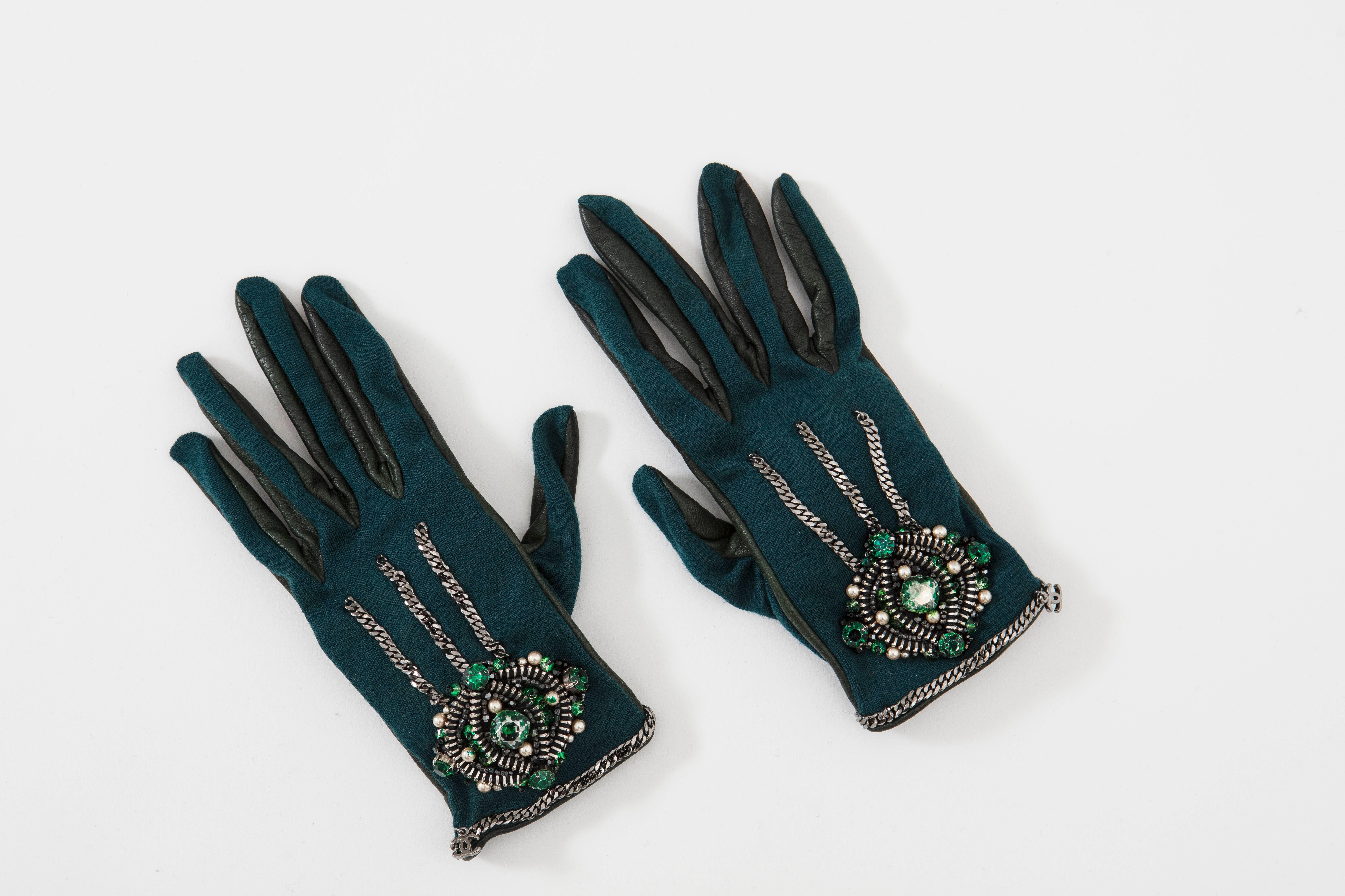  lChanel, Paris-Londres collection Pre-Fall 2007 emerald green embellished jersey gloves with evergreen leather trim, gunmetal-tone chain-link trim featuring faux pearls and crystal embellishments and snap closure at wrist.

 Designer size