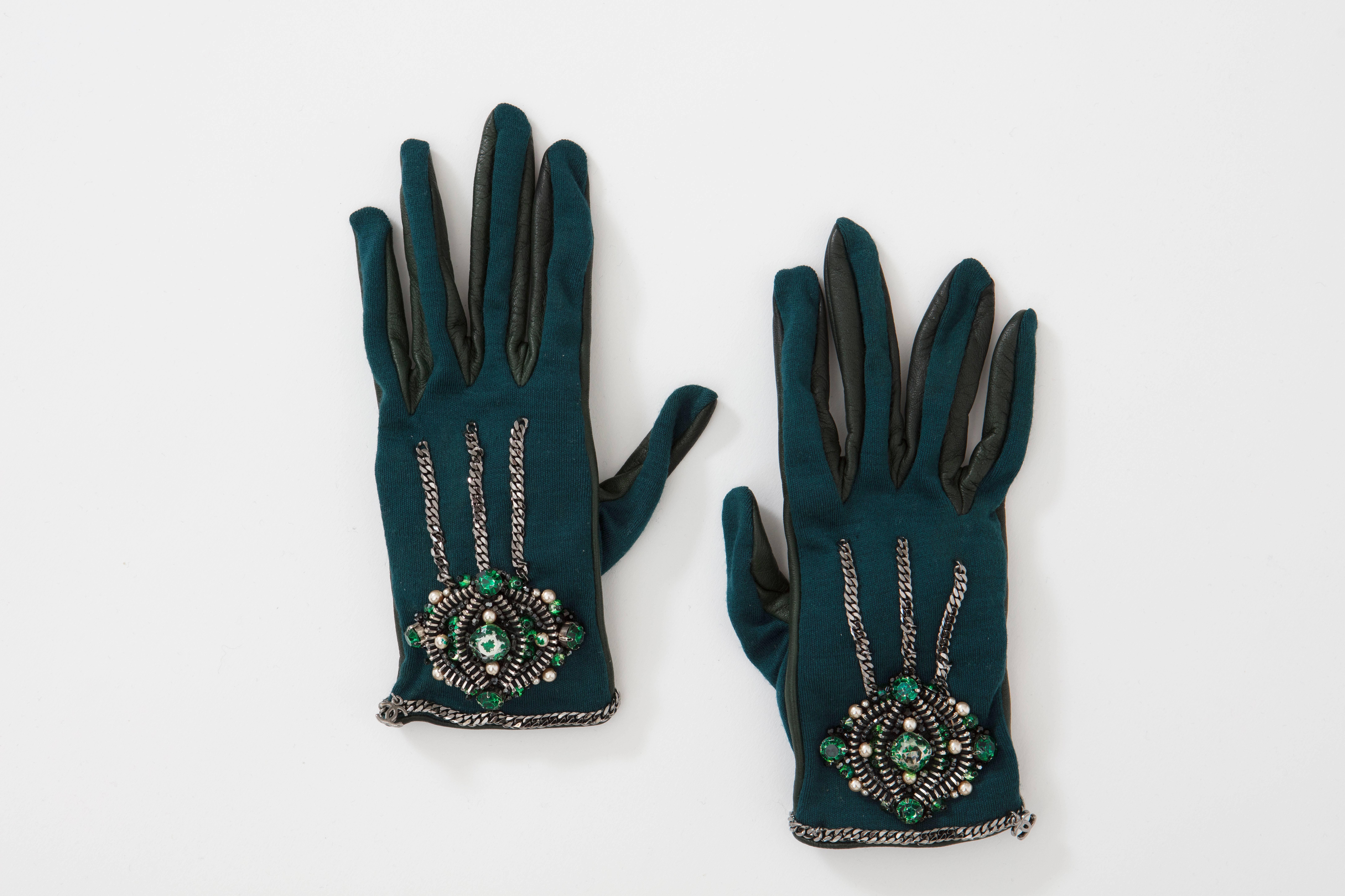 Chanel Paris-Londres Collection Emerald Faux Pearls Crystal Gloves, Circa 2007 In Excellent Condition In Cincinnati, OH