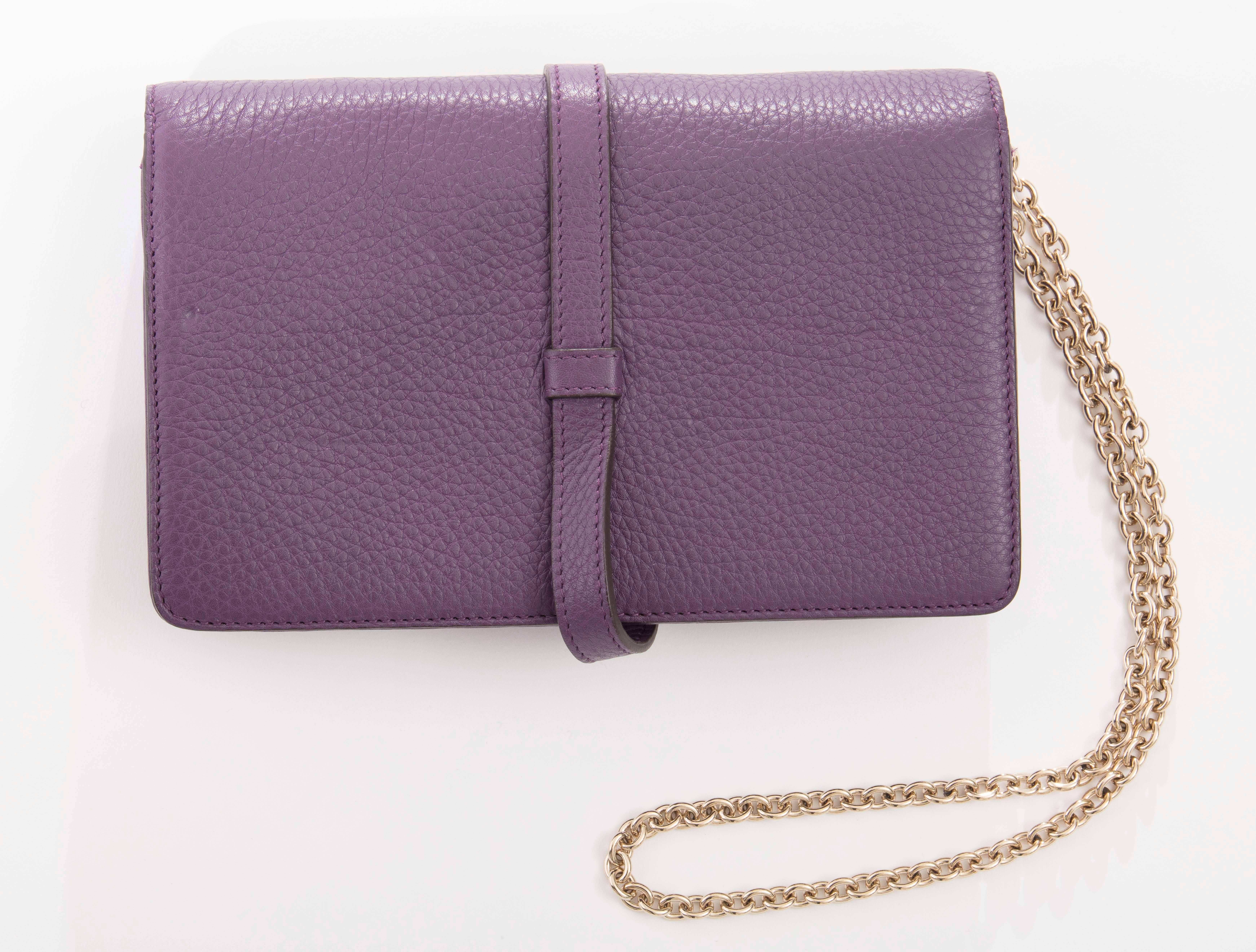 Gucci amethyst leather wallet on chain shoulder bag with gold Jackie piston lock, two zipped compartments and an open slide area with six card slots and detachable chain shoulder strap.

Retail: 1200

Width 8.5, Height 5, Depth 1.5