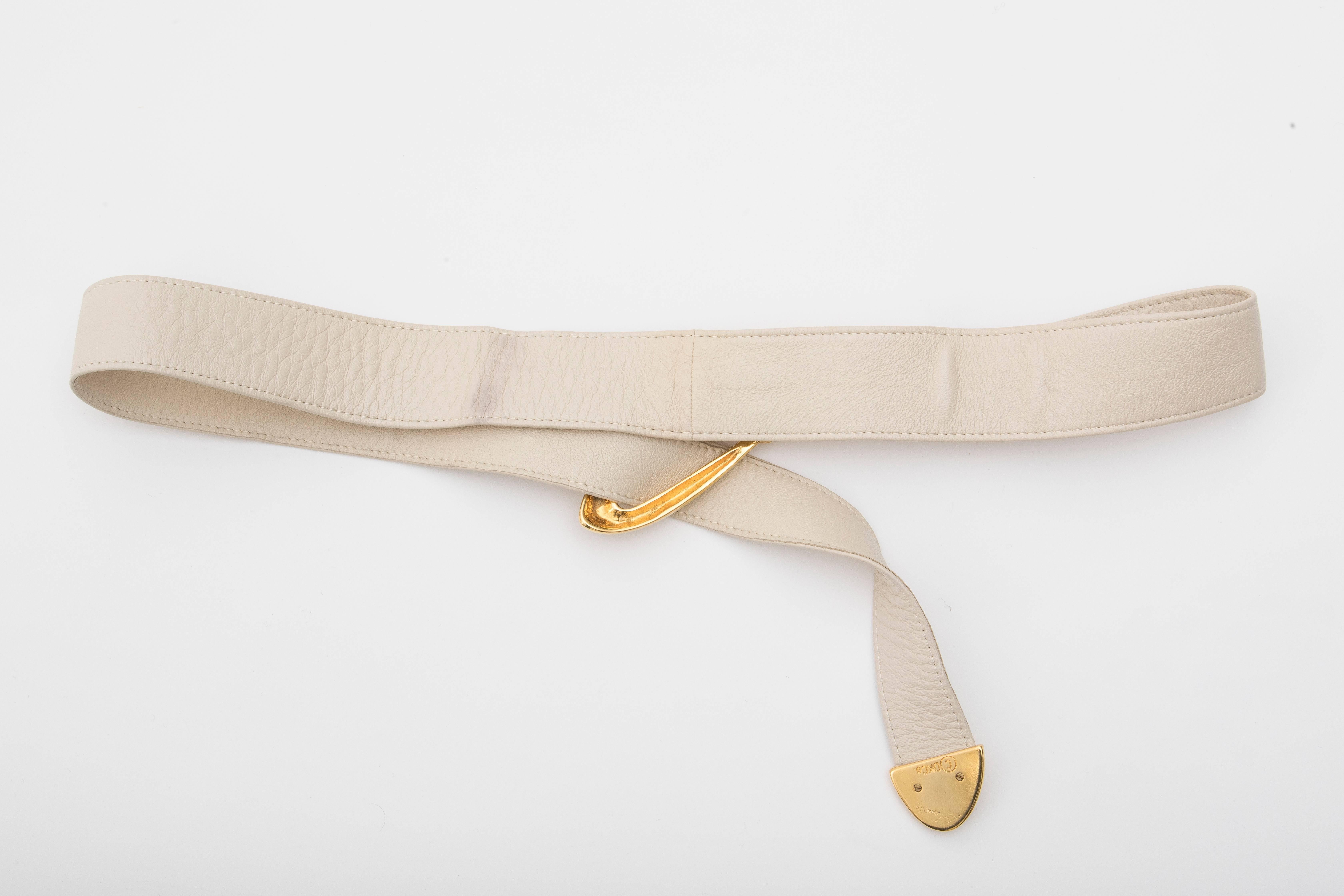 Donna Karan Cream Leather Belt With Robert Lee Morris Buckle, Circa 1980's In Excellent Condition In Cincinnati, OH