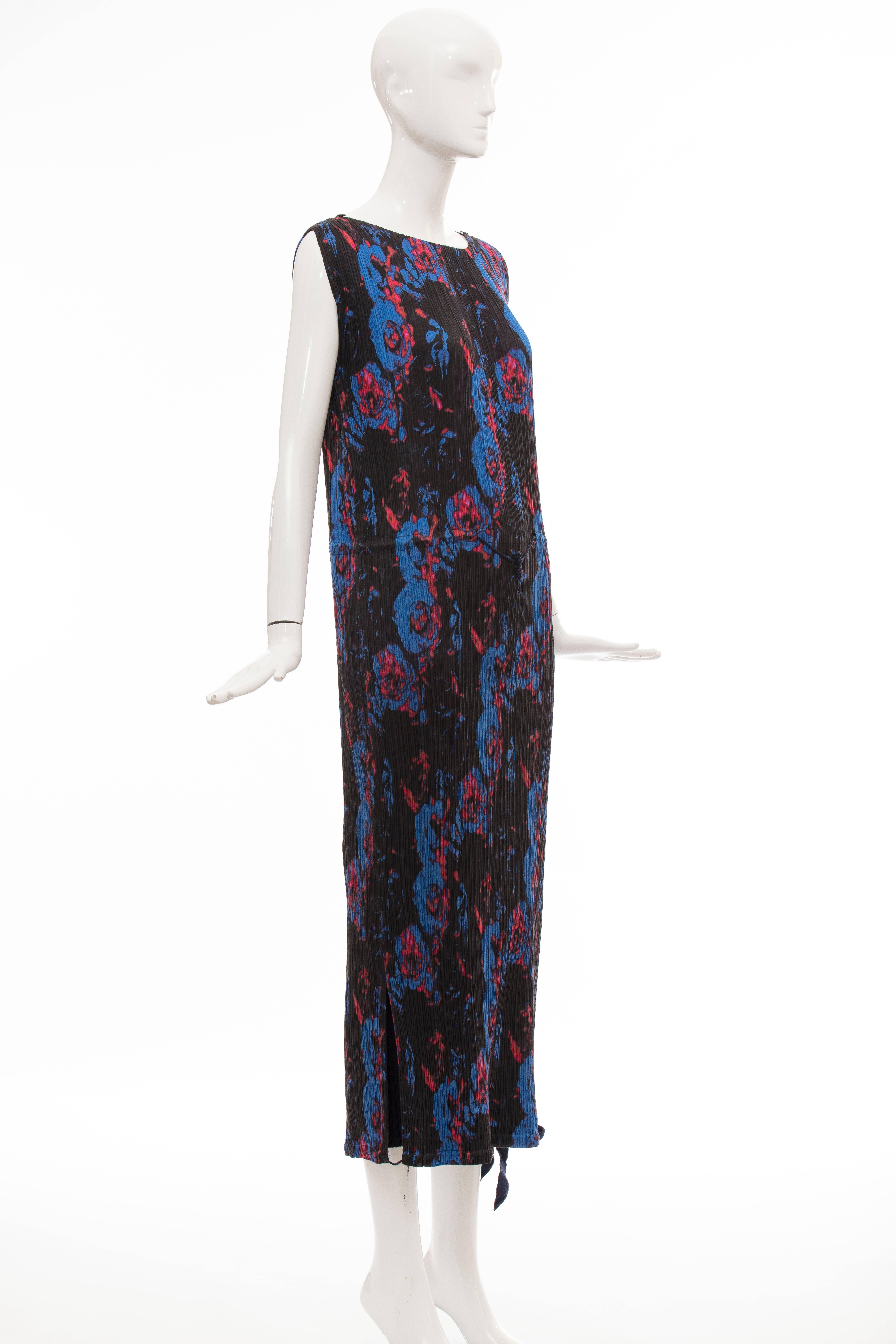 Women's Issey Miyake Sleeveless Navy Blue Printed Silk Pleated Dress, Spring 2007 For Sale