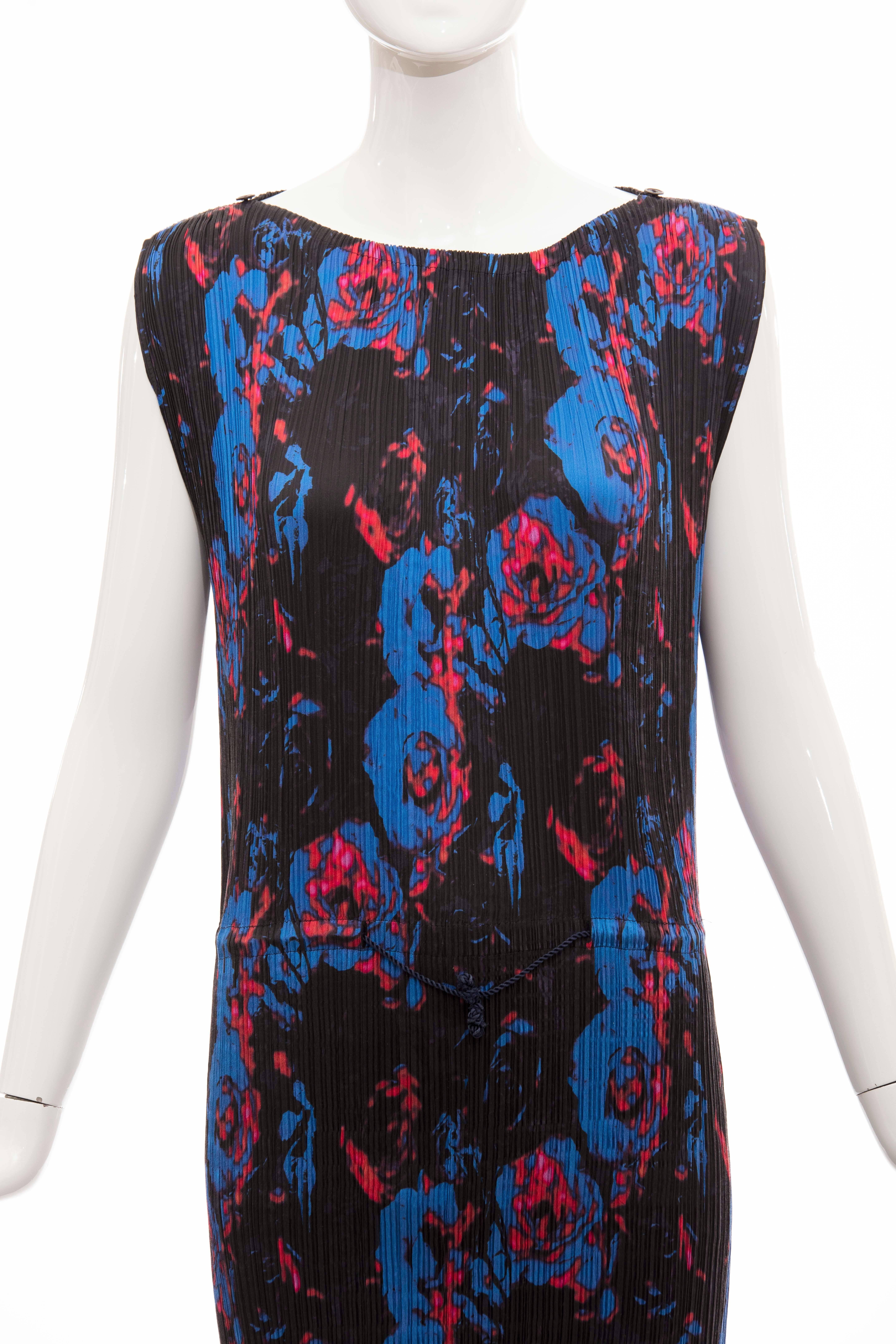 Issey Miyake Sleeveless Navy Blue Printed Silk Pleated Dress, Spring 2007 For Sale 1