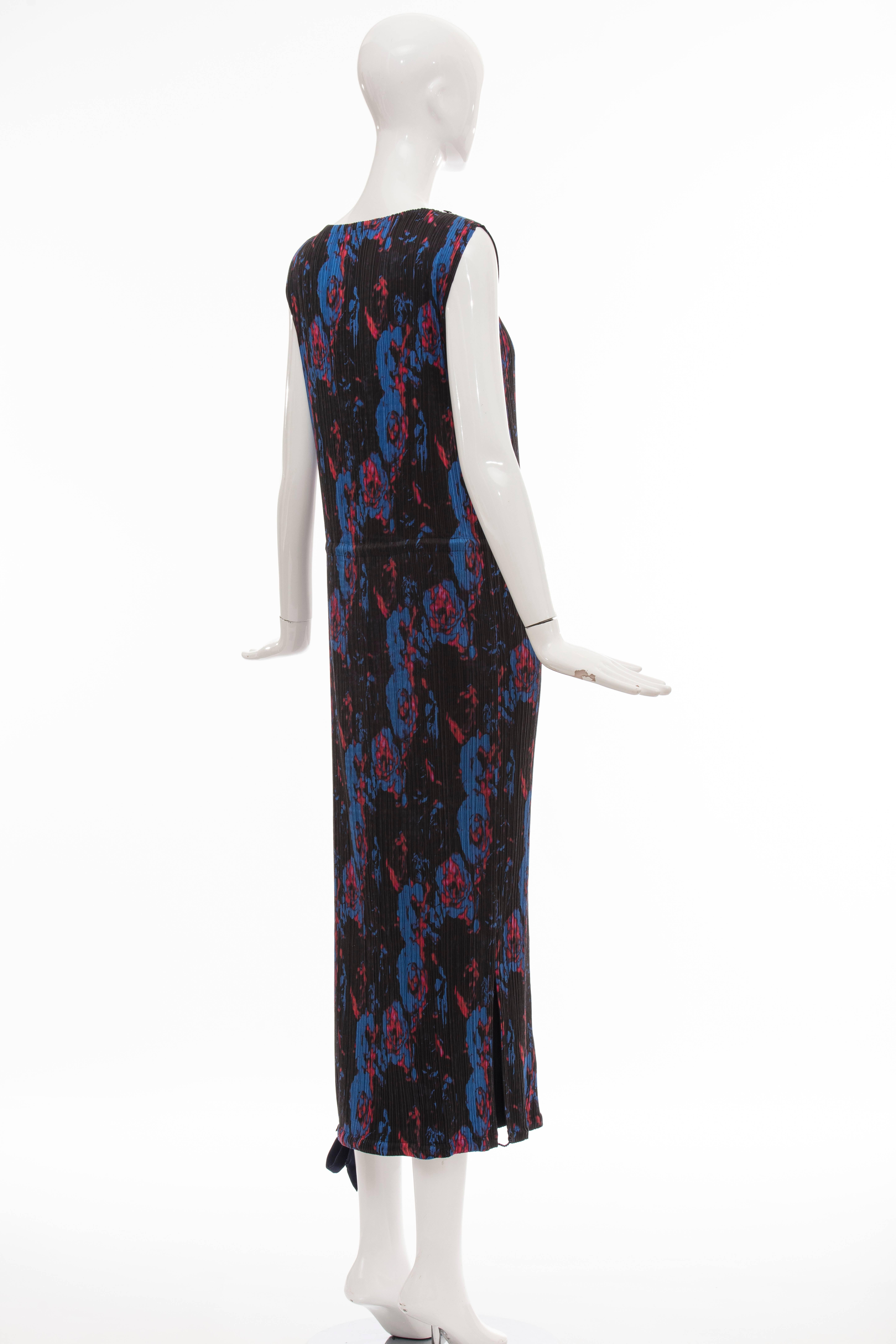 Issey Miyake Sleeveless Navy Blue Printed Silk Pleated Dress, Spring 2007 For Sale 2